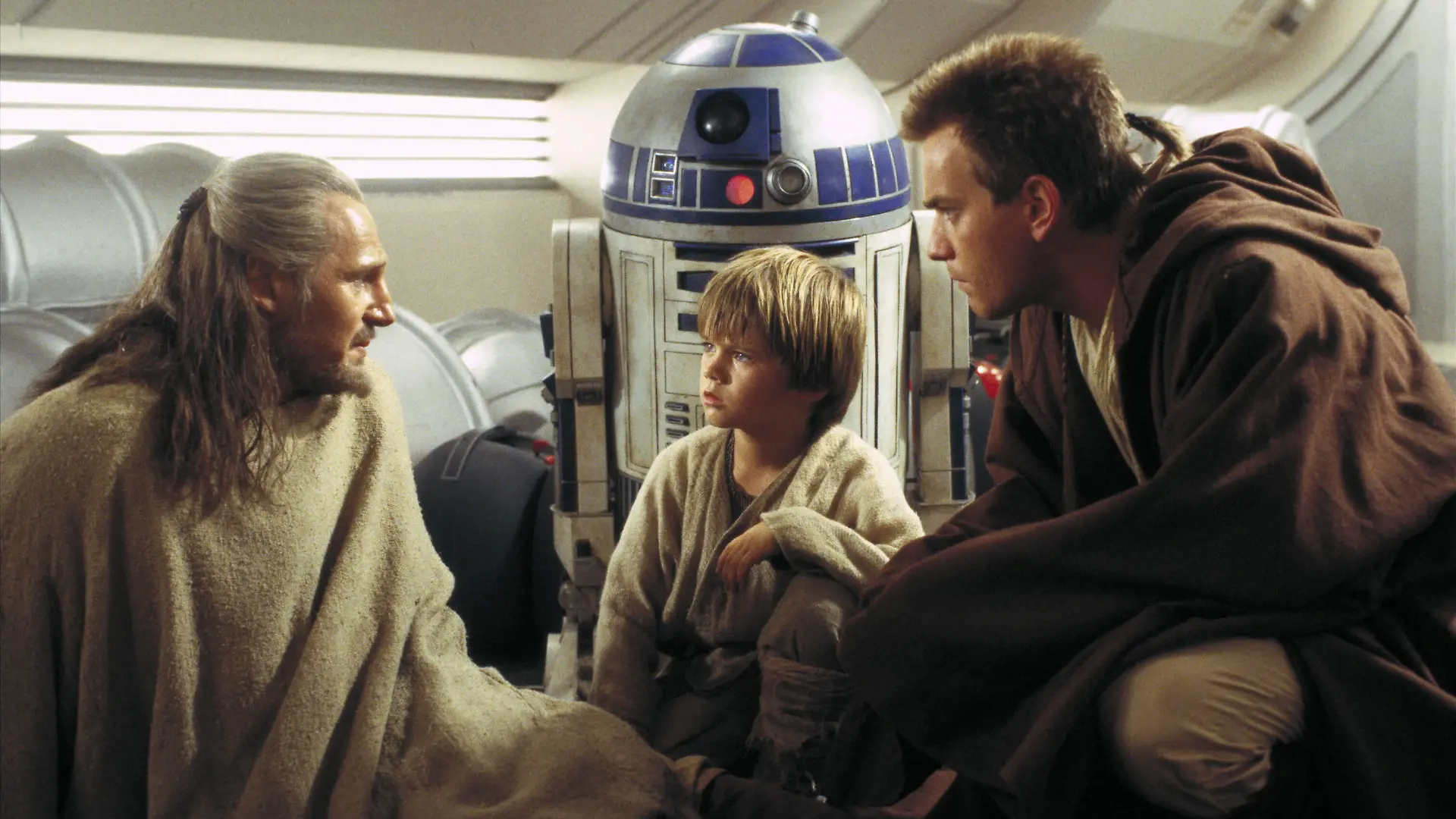 Liam Neeson, R2-D2, Jake Lloyd & Ewan Mcgregor Characters: Qui-Gon Jinn, Anakin Skywalker, Obi-Wan Kenobi Film: Star Wars: Episode I - The Phantom Menace USA 1999 Director: George Lucas 19 May 1999 PUBLICATIONxINxGERxSUIxAUTxONLY Copyright: MaryxEvansxAFxArchivexLucasfilm 12574984 editorial use only