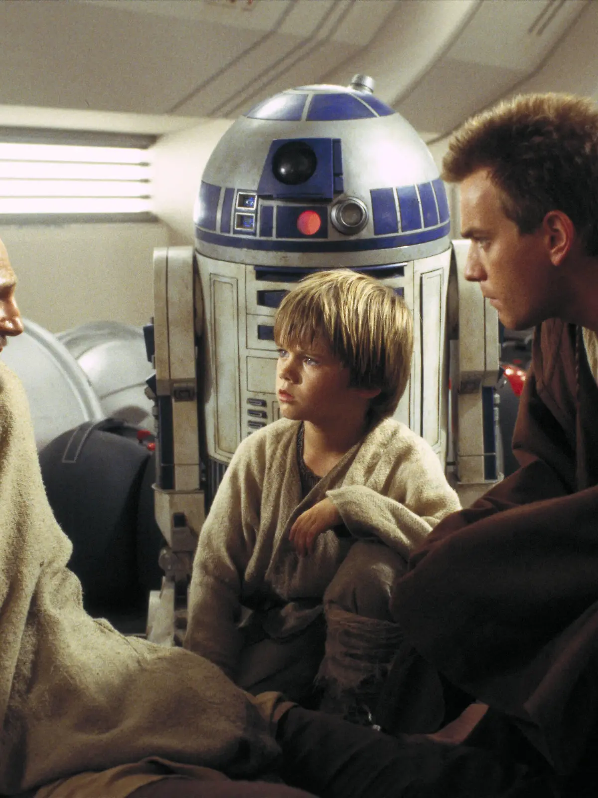 Liam Neeson, R2-D2, Jake Lloyd & Ewan Mcgregor Characters: Qui-Gon Jinn, Anakin Skywalker, Obi-Wan Kenobi Film: Star Wars: Episode I - The Phantom Menace USA 1999 Director: George Lucas 19 May 1999 PUBLICATIONxINxGERxSUIxAUTxONLY Copyright: MaryxEvansxAFxArchivexLucasfilm 12574984 editorial use only