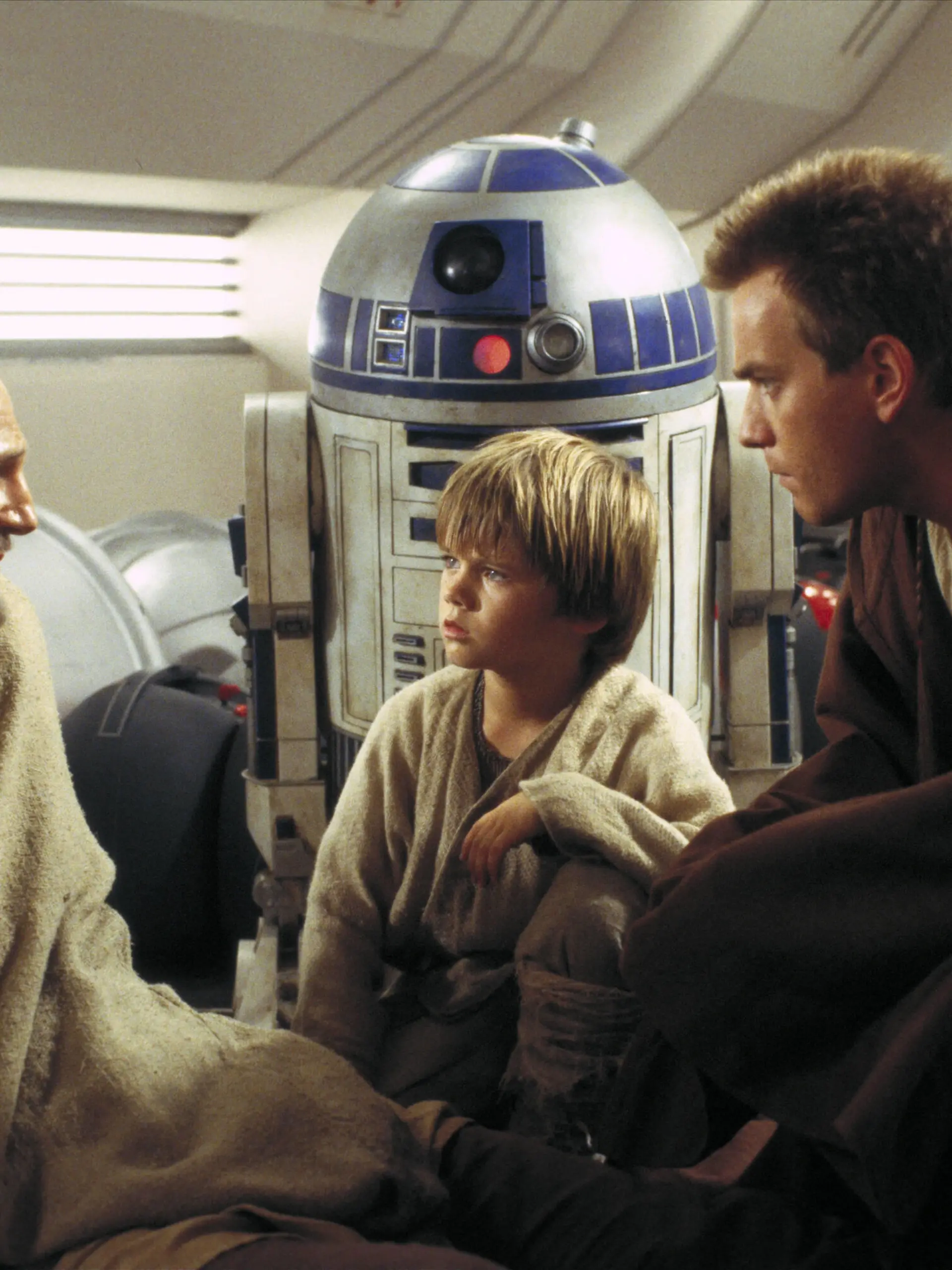 Liam Neeson, R2-D2, Jake Lloyd & Ewan Mcgregor Characters: Qui-Gon Jinn, Anakin Skywalker, Obi-Wan Kenobi Film: Star Wars: Episode I - The Phantom Menace USA 1999 Director: George Lucas 19 May 1999 PUBLICATIONxINxGERxSUIxAUTxONLY Copyright: MaryxEvansxAFxArchivexLucasfilm 12574984 editorial use only