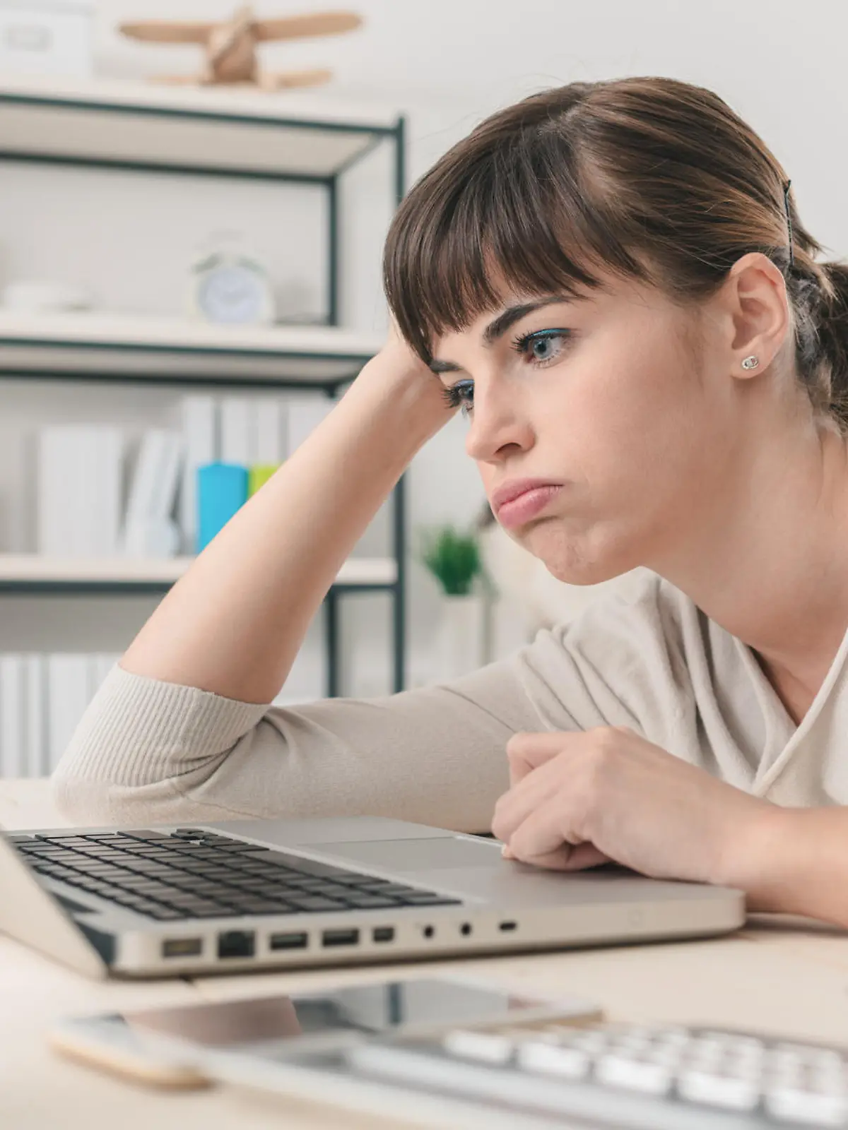 Die Bundesnetzagentur hat erstmals einen Internetanbieter verpflichtet, einen entlegenen Haushalt in Deutschland mit Internet zu versorgen. Ein entsprechender Bescheid sei dem Unternehmen zugestellt worden, teilte die Bundesnetzagentur am Montag in Bonn mit . Es geht um einen Haushalt in Niedersachsen; wo genau wurde ebenso wenig mitgeteilt wie der Name des betroffenen Unternehmens. Neben Festnetzanbietern wie der Deutschen Telekom und Vodafone kommt auch der Satelliteninternet-Anbieter Starlink infrage. Wir zeigen, welche neue Möglichkeiten sich dadurch auch für andere Kunden ergeben und geben Tipps, wie man zu seinem Recht kommt. 
