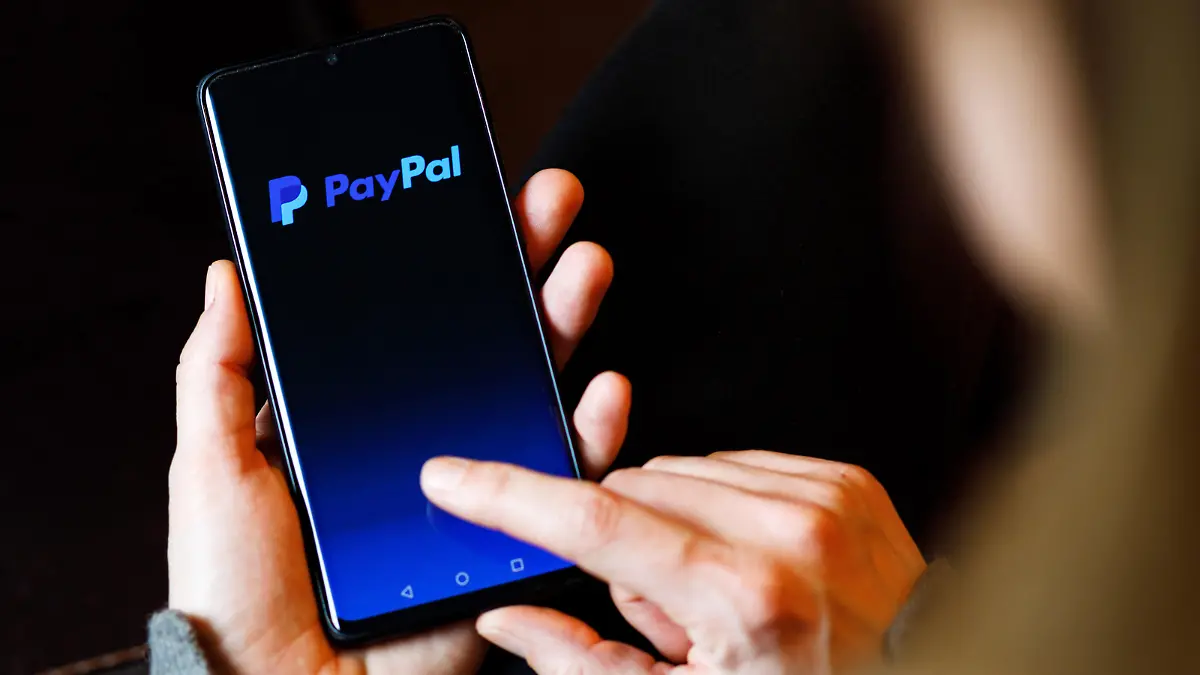 DEU/Deutschland/ILLUSTRATION, 10.02.2023, Symbolfoto PayPal, das Logo des beliebten Online-Bezahldienstes PayPal ist symbolisch auf dem Display eines Smartphones zu sehen