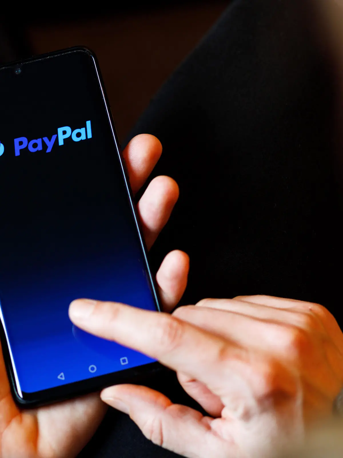 DEU/Deutschland/ILLUSTRATION, 10.02.2023, Symbolfoto PayPal, das Logo des beliebten Online-Bezahldienstes PayPal ist symbolisch auf dem Display eines Smartphones zu sehen
