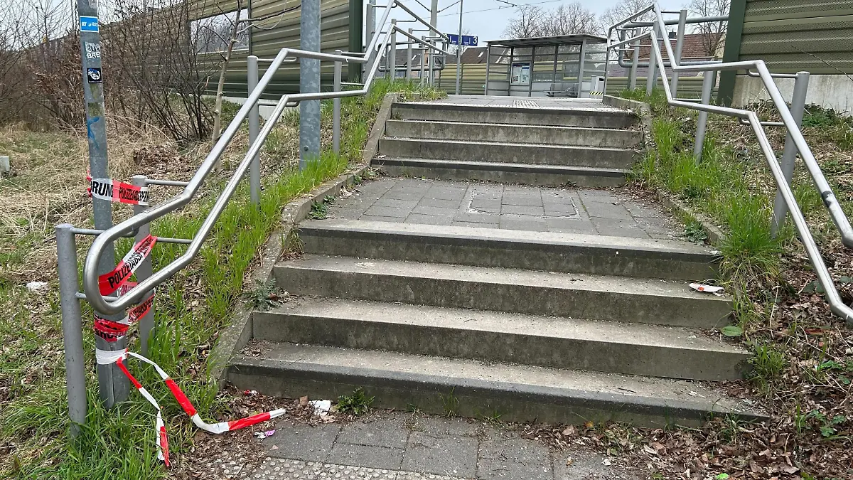 Das Absperrband der Polizei zeigt, welche Laterne der Jugendliche berührt hat.