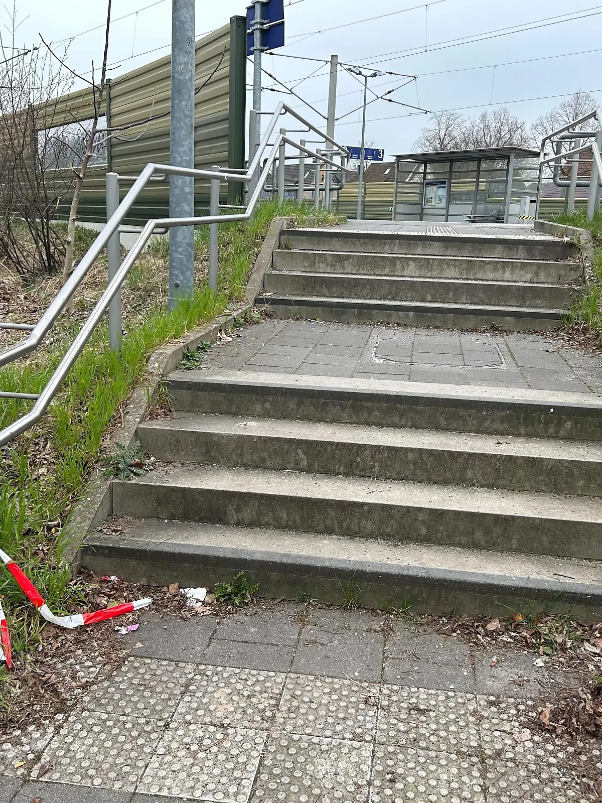 Das Absperrband der Polizei zeigt, welche Laterne der Jugendliche berührt hat.