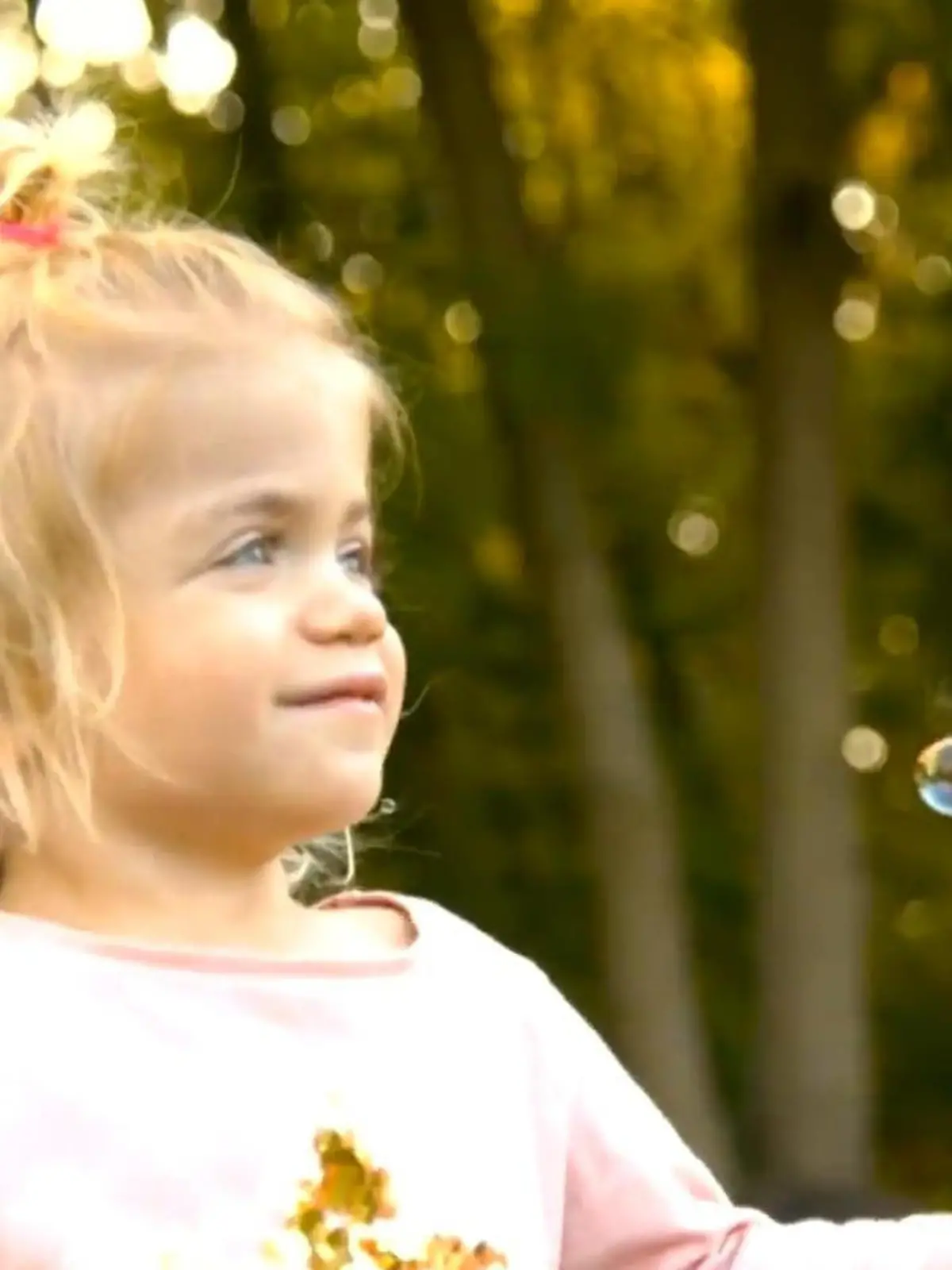 Die kleine Olivia hat Kinderdemenz. Liv, wie ihre Eltern sie nennen ist gerade einmal vier Jahre alt. Ihre Eltern waren von der Diagnose geschockt. Aber sie wollen für ihre Liv kämpfen. Was die Krankheit bedeutet und wie auch ihr helfen könnt, seht ihr im Video.