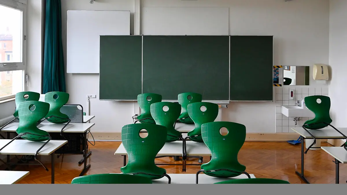  leeres Klassenzimmer, aufgestuhlt, Einzeltische ohne Abstandsregel, Corona-Krise, Deutschland Wiederbeginn der Schule nach Corona-Lockdown, leeres Klassenzimmer, Deutschland *** Empty classroom, seated, individual tables without distance rule, Corona crisis, Germany School restart after Corona Lockdown, empty classroom, Germany