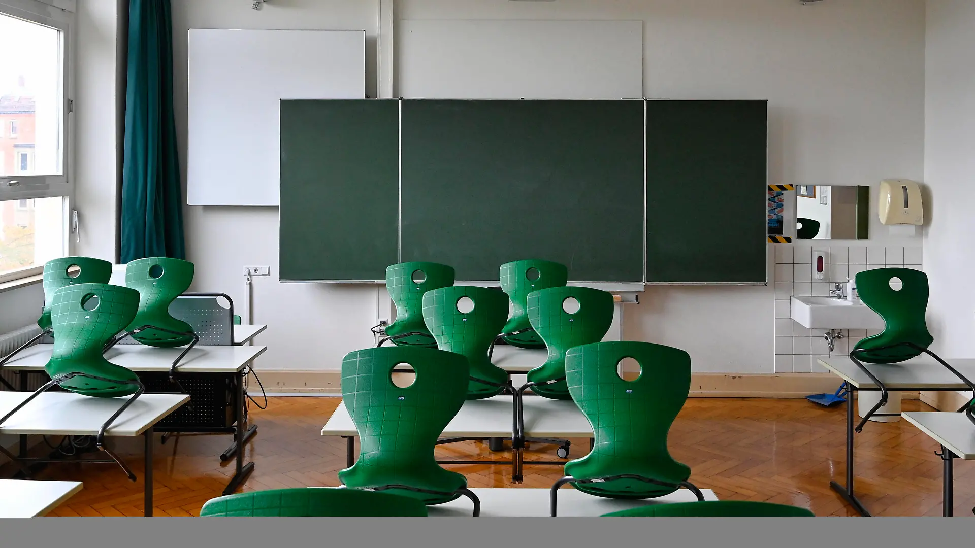 leeres Klassenzimmer, aufgestuhlt, Einzeltische ohne Abstandsregel, Corona-Krise, Deutschland Wiederbeginn der Schule nach Corona-Lockdown, leeres Klassenzimmer, Deutschland *** Empty classroom, seated, individual tables without distance rule, Corona crisis, Germany School restart after Corona Lockdown, empty classroom, Germany