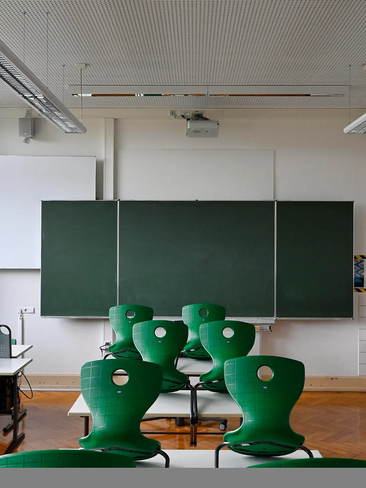  leeres Klassenzimmer, aufgestuhlt, Einzeltische ohne Abstandsregel, Corona-Krise, Deutschland Wiederbeginn der Schule nach Corona-Lockdown, leeres Klassenzimmer, Deutschland *** Empty classroom, seated, individual tables without distance rule, Corona crisis, Germany School restart after Corona Lockdown, empty classroom, Germany