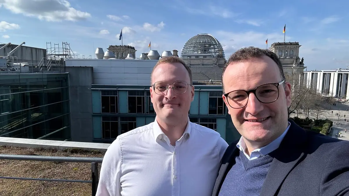 Jens Spahn trifft seinen Doppelgänger in Berlin.