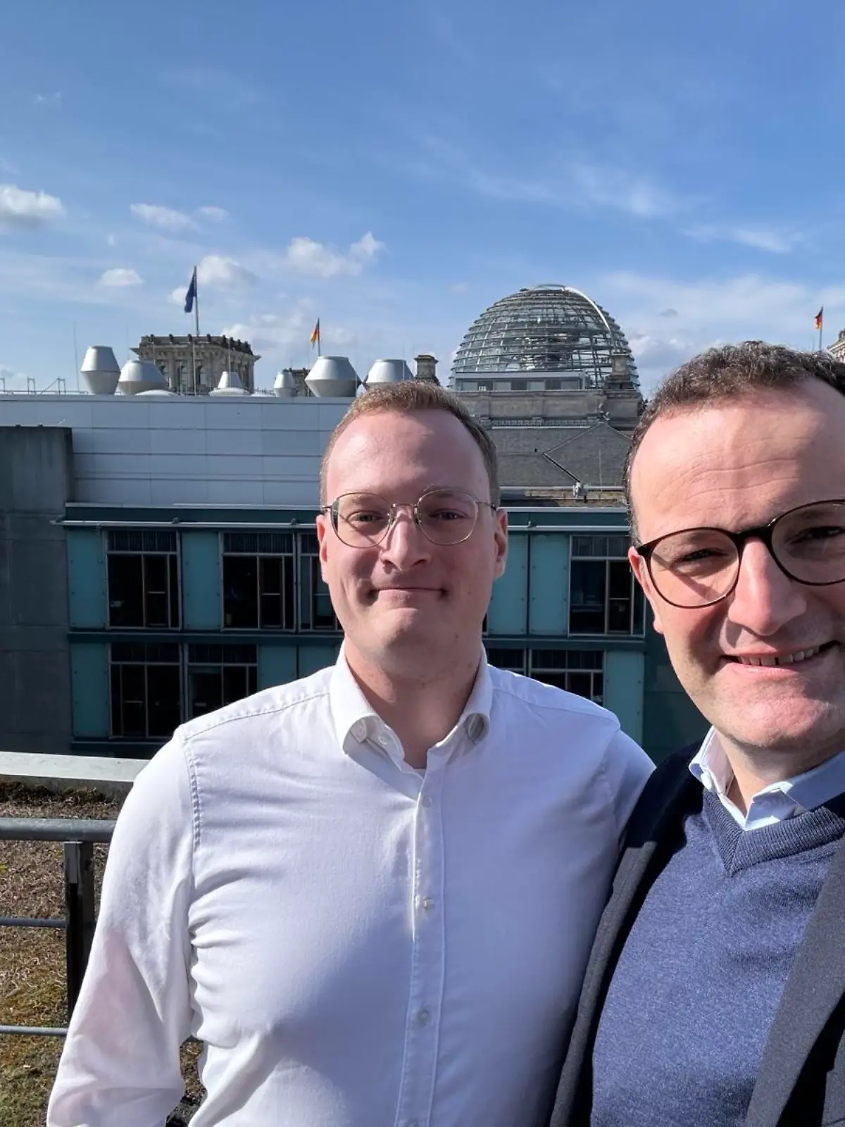Jens Spahn trifft seinen Doppelgänger in Berlin.