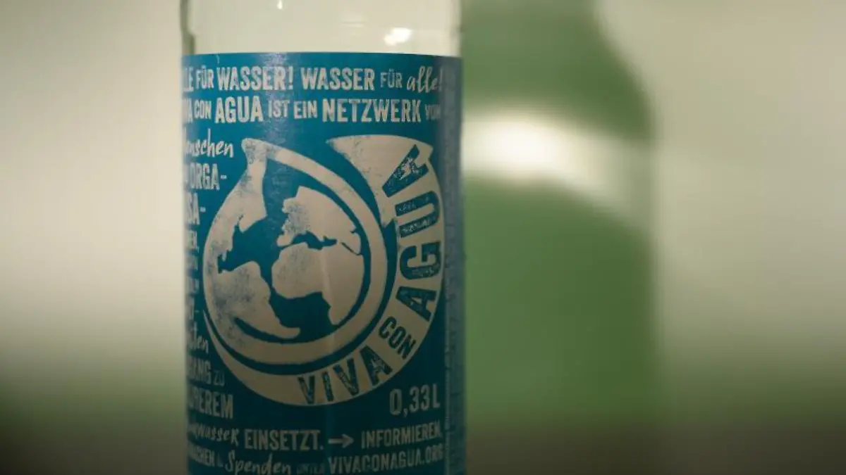 Eine Flasche des Wasserherstellers Viva con Agua
