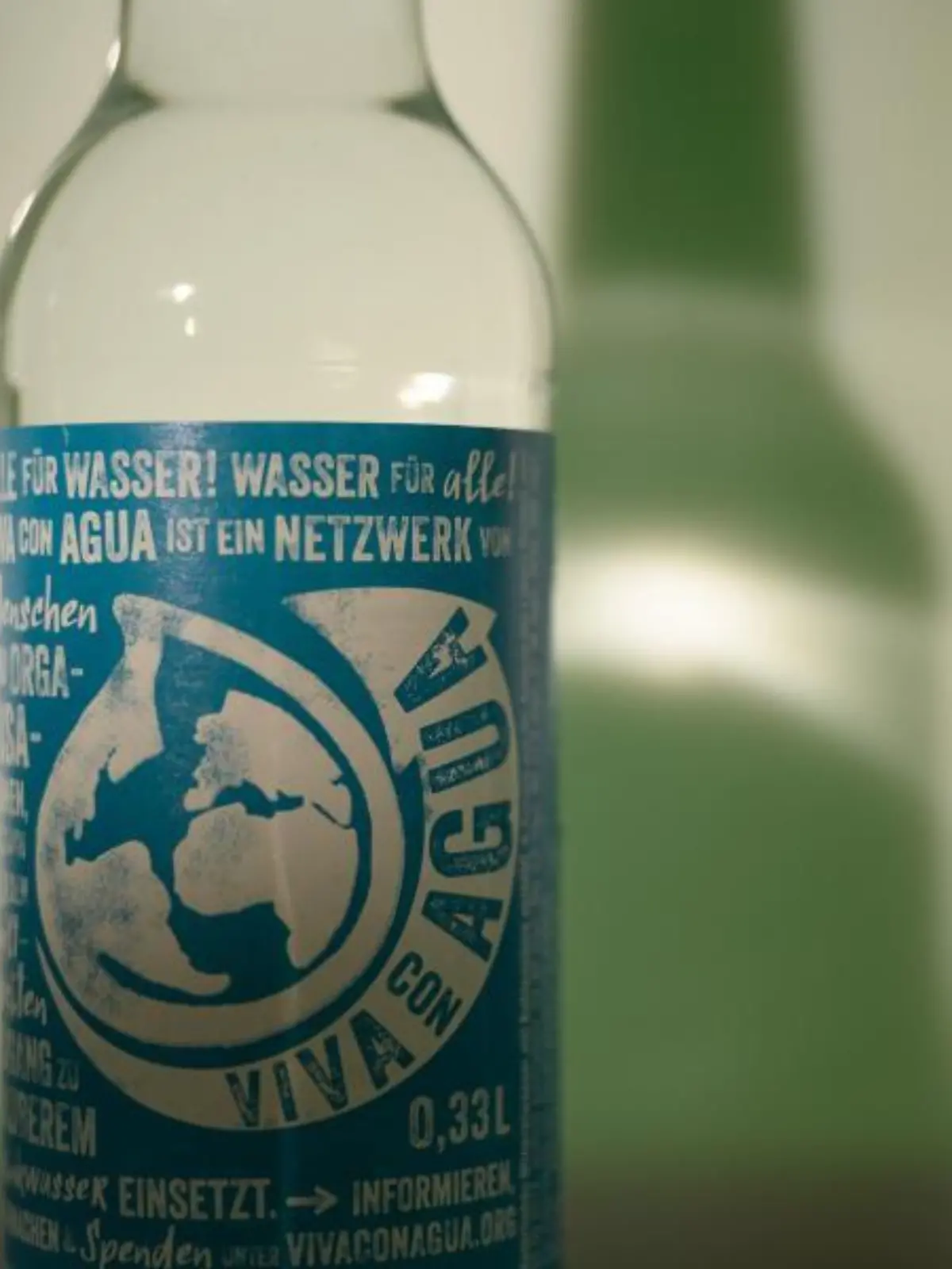 Eine Flasche des Wasserherstellers Viva con Agua