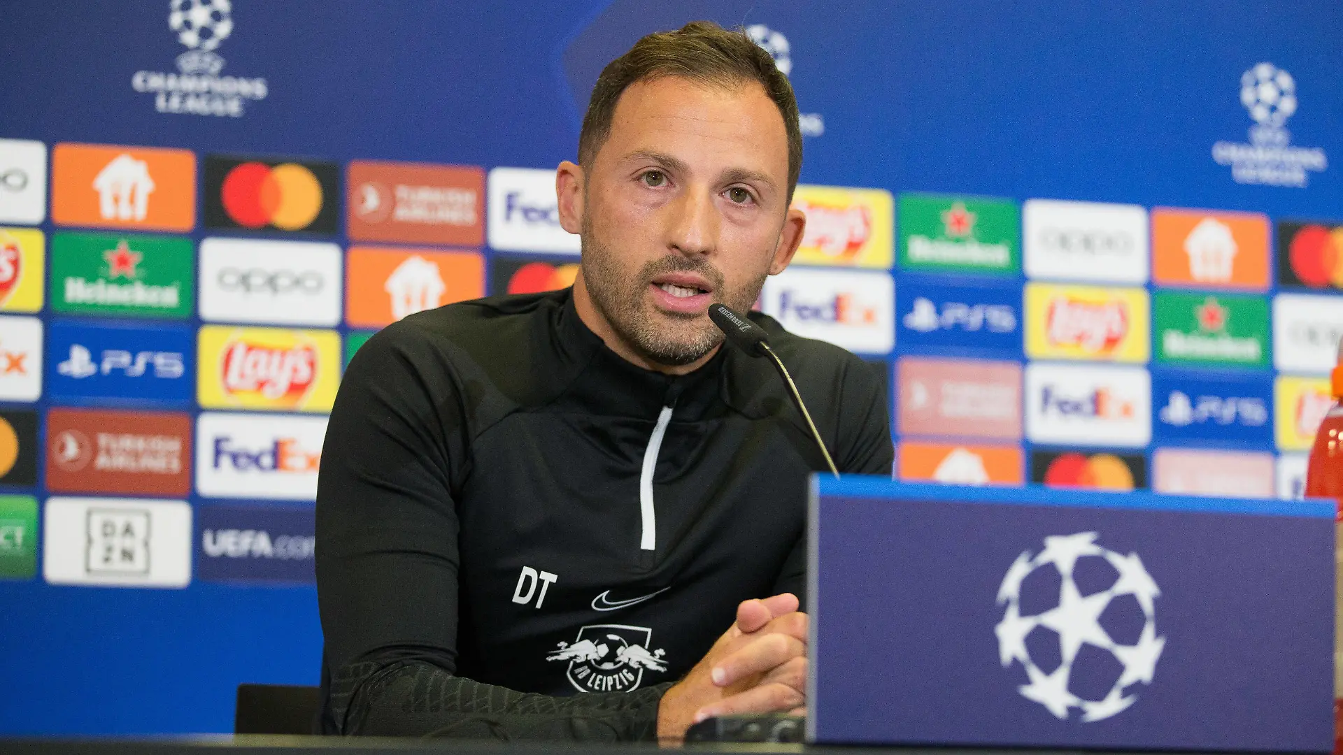 Sport Bilder des Tages Champions League / RB Leipzig - PK / 05.09.2022 Leipzig, 05.09.2022, RB Akademie UEFA Champions League , RB Leipzig Pressekonferenz am Vortag von RBL v. Schachtar Donezk , Im Bild: Trainer Domenico Tedesco RB Leipzig , *** Champions League RB Leipzig PK 05 09 2022 Leipzig, 05 09 2022, RB Academy UEFA Champions League , RB Leipzig press conference the day before RBL v Shakhtar Donetsk , In the picture coach Domenico Tedesco RB Leipzig ,