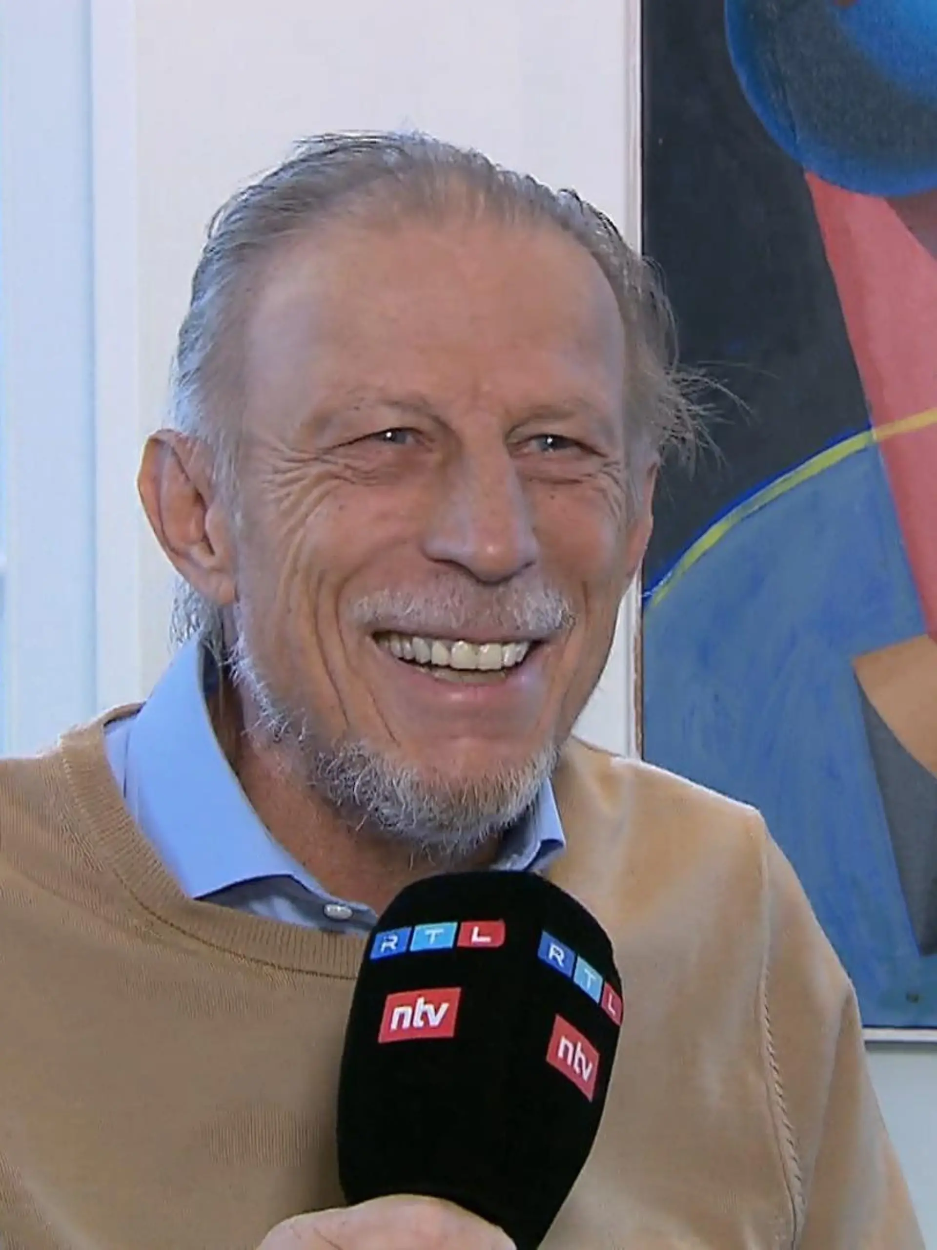 Christoph Daums (70) Zustand nach seiner Krebsdiagnose bewegt viele Menschen. Riesig ist die Anteilnahme. Nun war er ein paar Wochen in Thailand, bevor am Donnerstag (14. März) seine 29. Chemotherapie ansteht. Wir haben ihn zum exklusiven Interview getroffen – und treffen auf den altgewohnten Kämpfer. Tiefsinnig, humorvoll und kämpferisch zugleich!