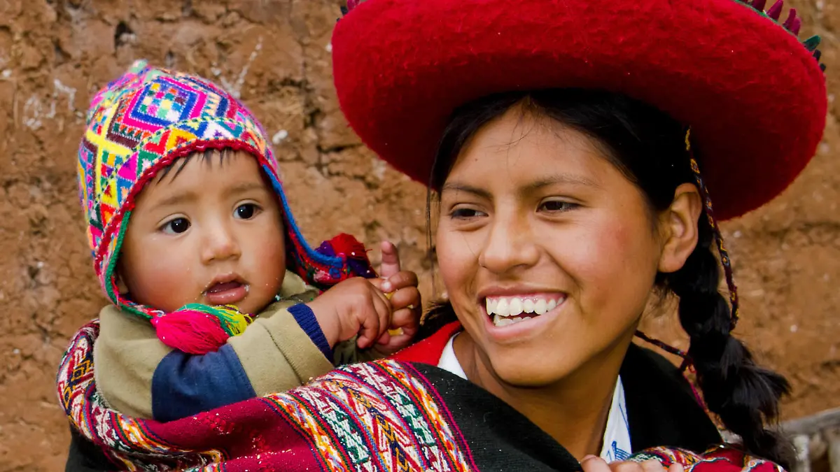 Familie mit Baby in traditioneller Kleidung in Cusco, Peru, Cuzco | Family with baby in traditional dress in Cusco, Peru, Cuzco