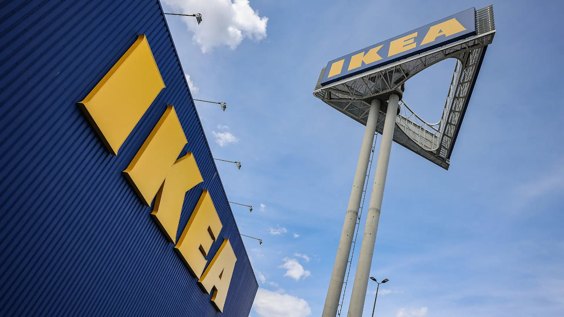 ARCHIV - 14.04.2023, Nordrhein-Westfalen, Köln: Ein Firmenlogo hängt an der Ikea-Filiale Köln Godorf. Angeblich findet sich in jedem Haushalt mindestens ein Produkt von Ikea. Auch 80 Jahre nach seiner Gründung ist der Möbelhändler noch auf der Suche nach neuen Trends. (zu dpa "80 Jahre IKEA - Wie ein Weltkonzern sympathisch rüberkommen will") Foto: Oliver Berg/dpa +++ dpa-Bildfunk +++