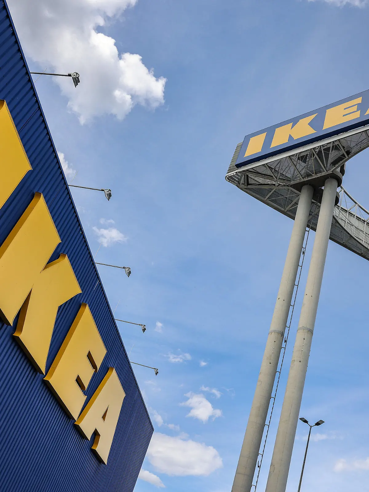 ARCHIV - 14.04.2023, Nordrhein-Westfalen, Köln: Ein Firmenlogo hängt an der Ikea-Filiale Köln Godorf. Angeblich findet sich in jedem Haushalt mindestens ein Produkt von Ikea. Auch 80 Jahre nach seiner Gründung ist der Möbelhändler noch auf der Suche nach neuen Trends. (zu dpa "80 Jahre IKEA - Wie ein Weltkonzern sympathisch rüberkommen will") Foto: Oliver Berg/dpa +++ dpa-Bildfunk +++