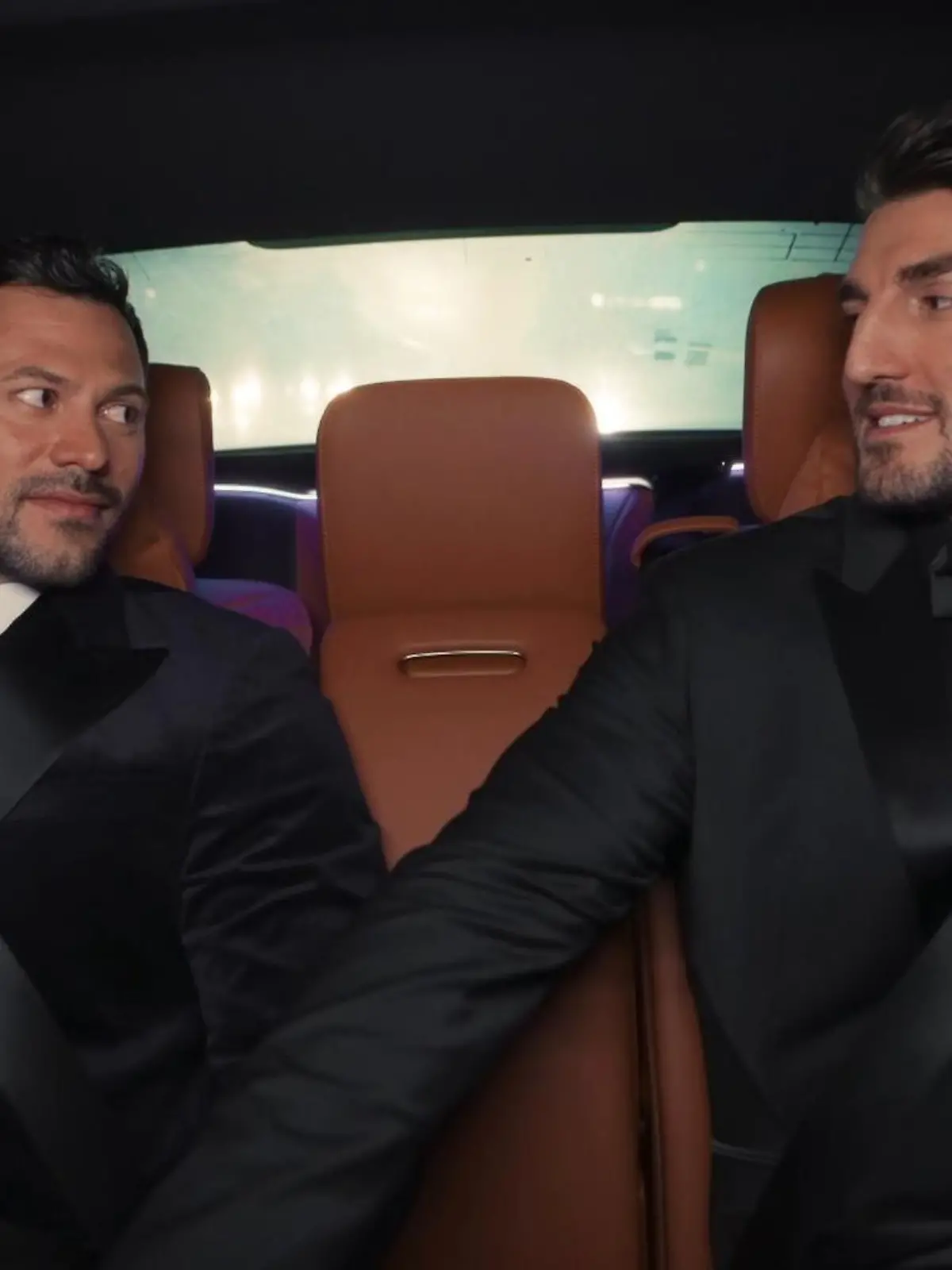 Auch den letzten Weg bestreiten sie gemeinsam: Sebastian und Dennis auf dem Weg ins Bachelor-Finale.