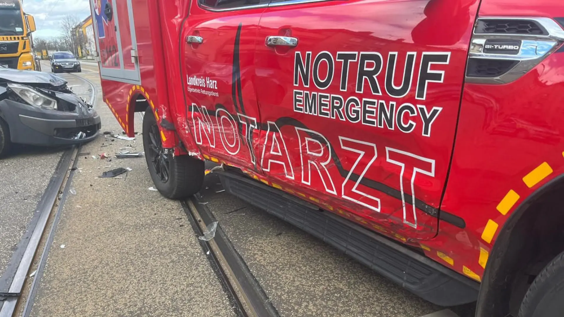 Ein Auto kracht frontal in einen Notarztwagen in Halberstadt in Sachsen-Anhalt.
