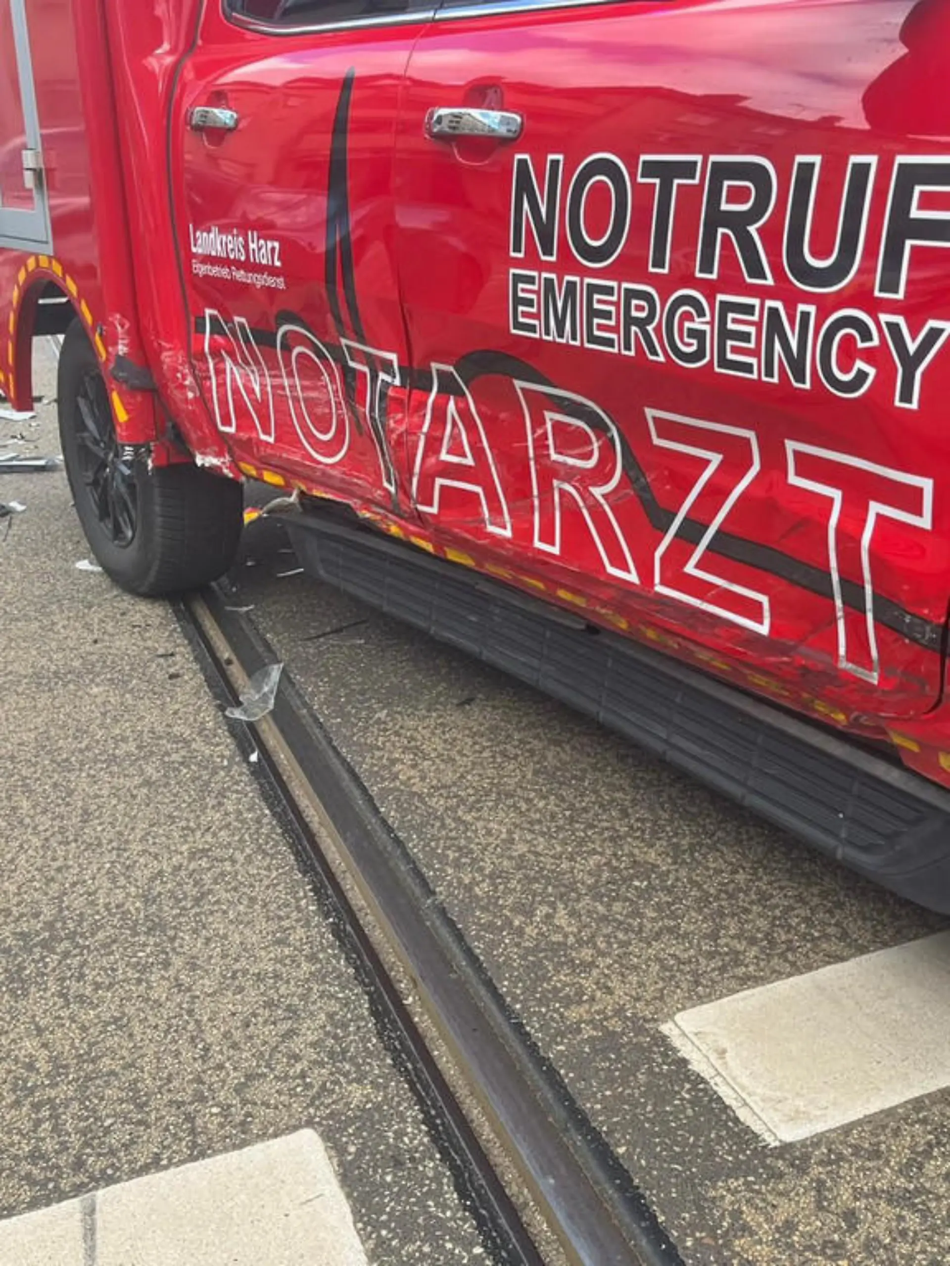 Ein Auto kracht frontal in einen Notarztwagen in Halberstadt in Sachsen-Anhalt.