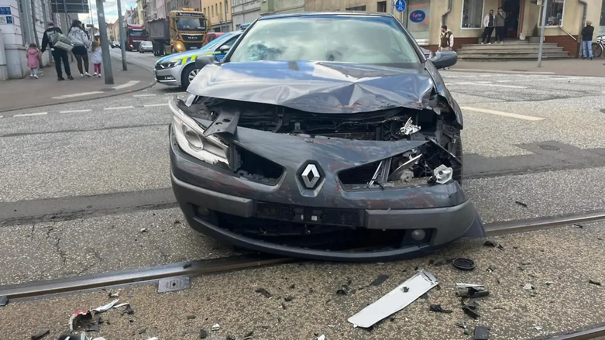 Die 35-jährige Fahrerin kracht in den Einsatzwagen.