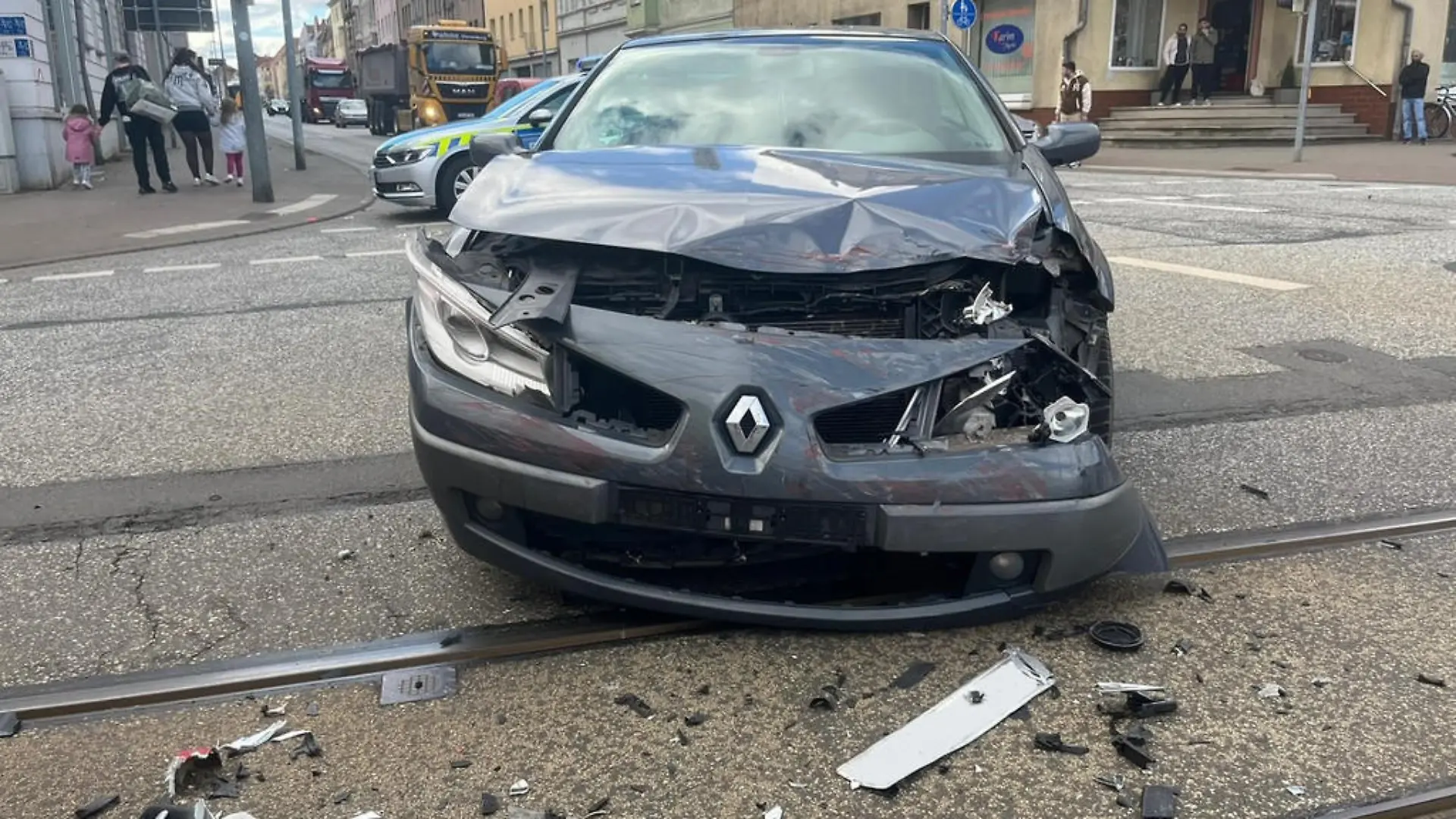 Die 35-jährige Fahrerin kracht in den Einsatzwagen.