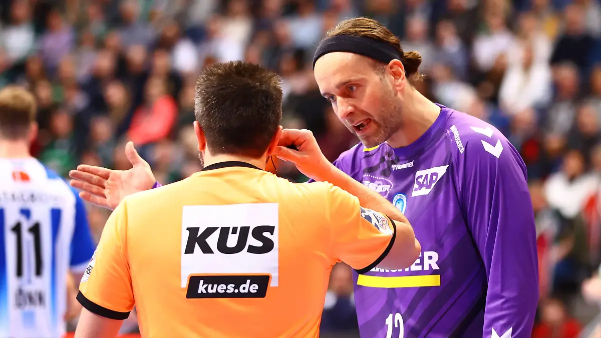Handball I Herren I Saison 2023/24 I HBL I 24. Spieltag I TSV Hannover-Burgdorf -TVB Stuttgart I 29.02.2024 Silvio Heinevetter 12, TVB Stuttgart im Gespräch mit dem Schiedsrichter hannover ZAG Arena Niedersachsen Deutschland *** Handball I Men I Season 2023 24 I HBL I 24 Matchday I TSV Hannover Burgdorf TVB Stuttgart I 29 02 2024 Silvio Heinevetter 12, TVB Stuttgart in conversation with the referee hannover ZAG Arena Niedersachsen Germany Copyright: xLobeca/RHx