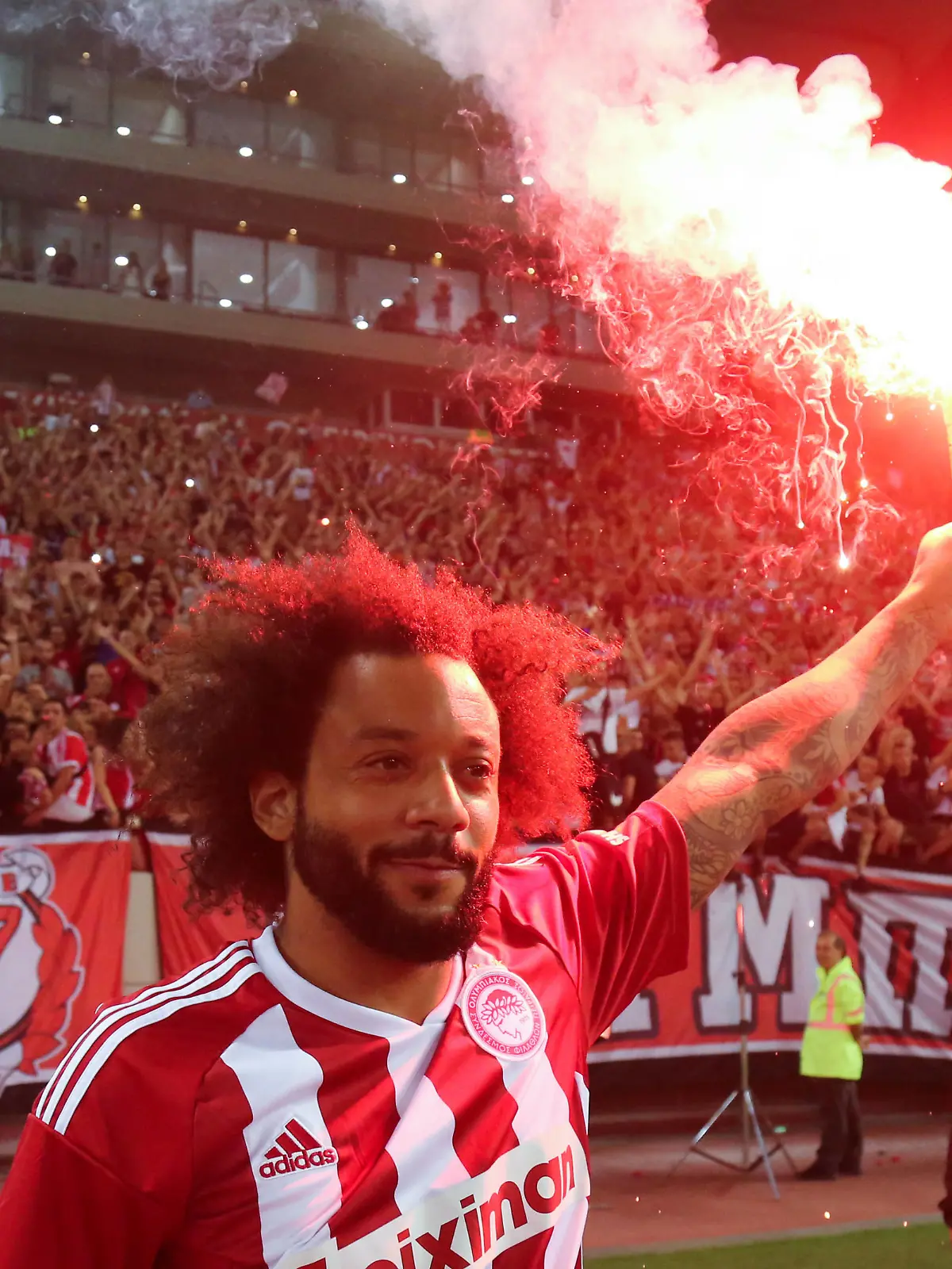  Griechenland - Piräus, Ankunft von Neuzugang Marcelo beim griechischen Fußball Erstligisten Olympiakos Piräus am 05.09.2022 und offizielle Präsentation im Georgios Karaiskakis Stadion von Piräus vor großer Fankulisse. Marcelo - Präsentation bei Olympiakos Piräus *** Greece Piraeus, arrival of newcomer Marcelo at the Greek first division soccer club Olympiakos Piraeus on 05 09 2022 and official presentation at the Georgios Karaiskakis stadium of Piraeus in front of a large crowd of fans Marcelo presentation at Olympiakos Piraeus PUBLICATIONxNOTxINxGRE ANE5671937