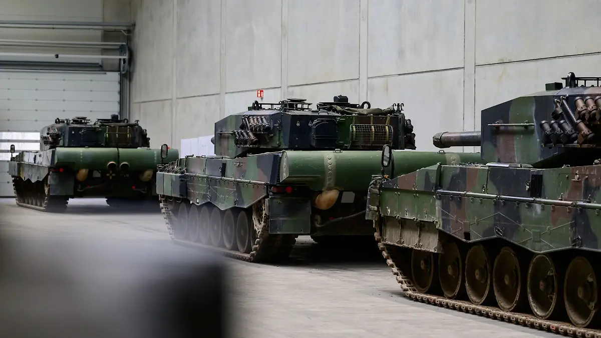 Kampfpanzer vom Typ Leopard 2A4 stehen in einer Halle von Rheinmetall.
