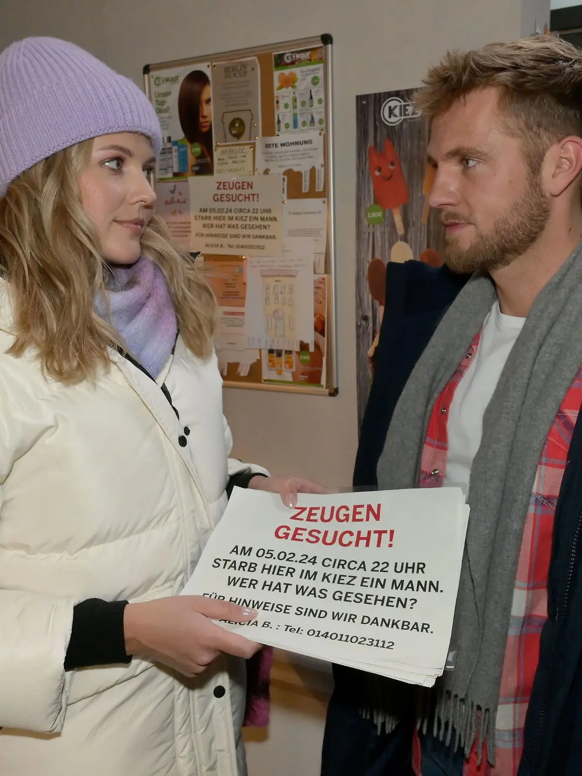 Kommen sich Paul (Niklas Osterloh) und Alicia (Josefin Bressel) bei der Flyeraktion näher?

+++ Die Verwendung des sendungsbezogenen Materials ist nur mit dem Hinweis und Verlinkung auf RTL+ gestattet. +++