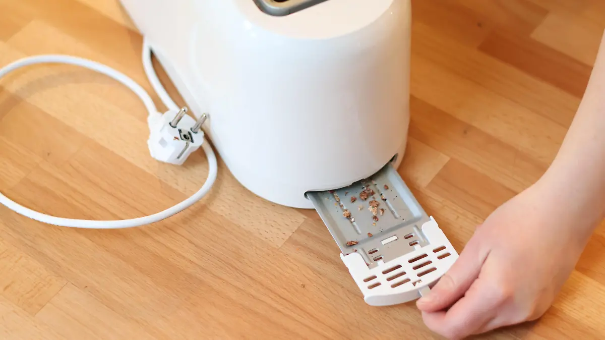 Die Schublade am Toaster fängt die Krümel auf.