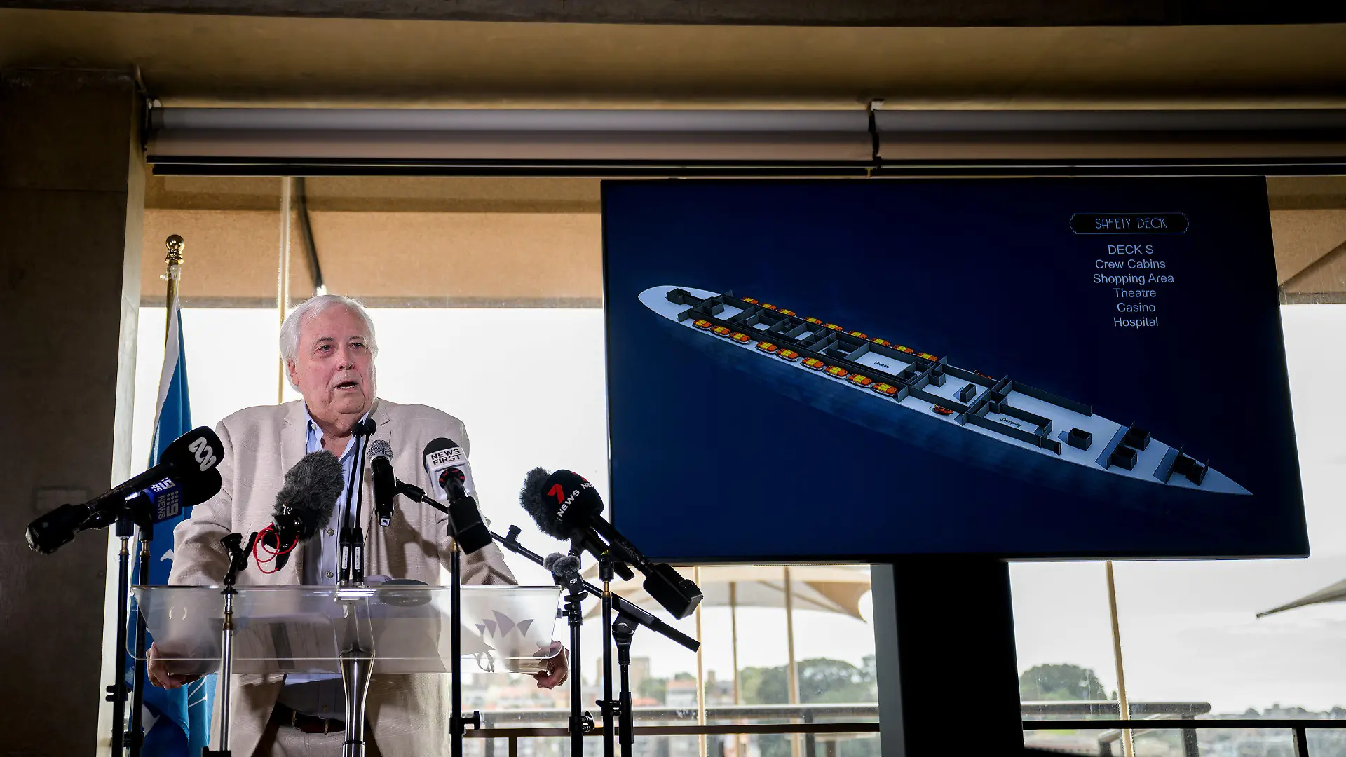 13.03.2024, Australien, Sydney: Der Milliardär Clive Palmers spricht zu den Medien während einer Ankündigung zur Titanic II. Palmer will die Titanic nachbauen - nicht nur originalgetreu samt Ballsaal und Pool, sondern sogar «besser als das Original». Die Jungfernfahrt der Titanic II vom britischen Southampton nach New York soll demnach bereits im Juni 2027 stattfinden. Foto: Bianca De Marchi/AAP/dpa +++ dpa-Bildfunk +++