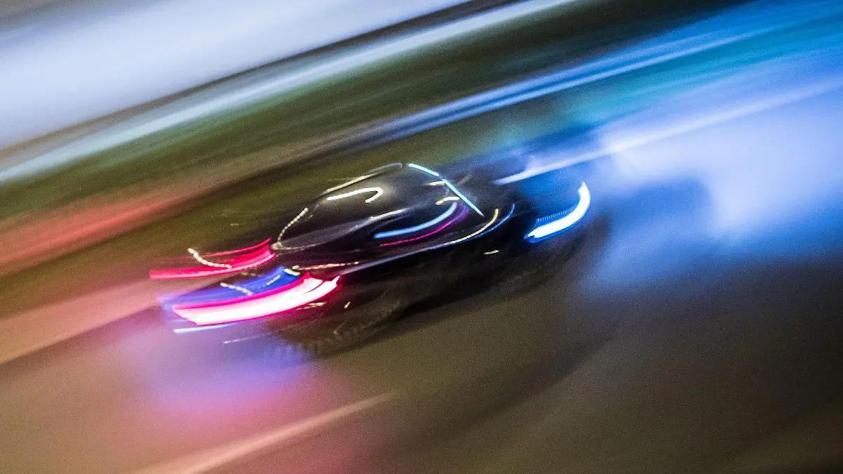 ARCHIV - 14.10.2016, NA, Frankfurt/Main: Zu Lichtspuren verwischt sind die Fahrzeuge auf der Autobahn 661. (Wischeffekt durch Langzeitbelichtung) (zu dpa: «Raser nach tödlichem Unfall in Untersuchungshaft») Foto: Frank Rumpenhorst/dpa +++ dpa-Bildfunk +++