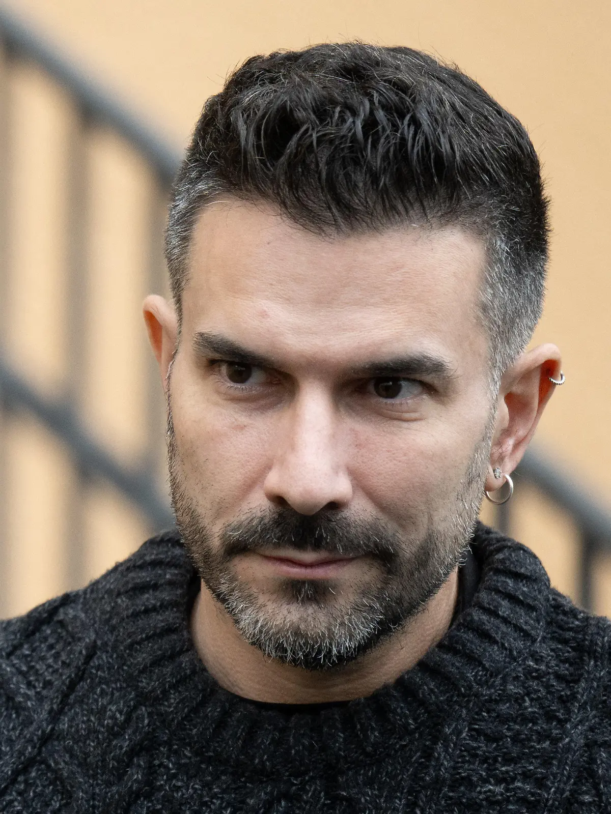14.03.2024, Sachsen, Borna: Marc Terenzi, Sänger und ehemaliger Dschungelkönig, steht im Amtsgericht Borna. Der Ex-Dschungelkönig muss sich wegen des Vorwurfs sexueller Belästigung vor Gericht verantworten. Terenzi soll vor etwa zwei Jahren die 15 Jahre alte Tochter seiner damaligen Lebensgefährtin sexuell belästigt haben. Das Amtsgericht hatte im September einen Strafbefehl in Höhe von 50 Tagessätzen à 20 Euro gegen Terenzi erlassen. Nach seinem Einspruch kommt es nun zur Hauptverhandlung. Foto: Hendrik Schmidt/dpa +++ dpa-Bildfunk +++
