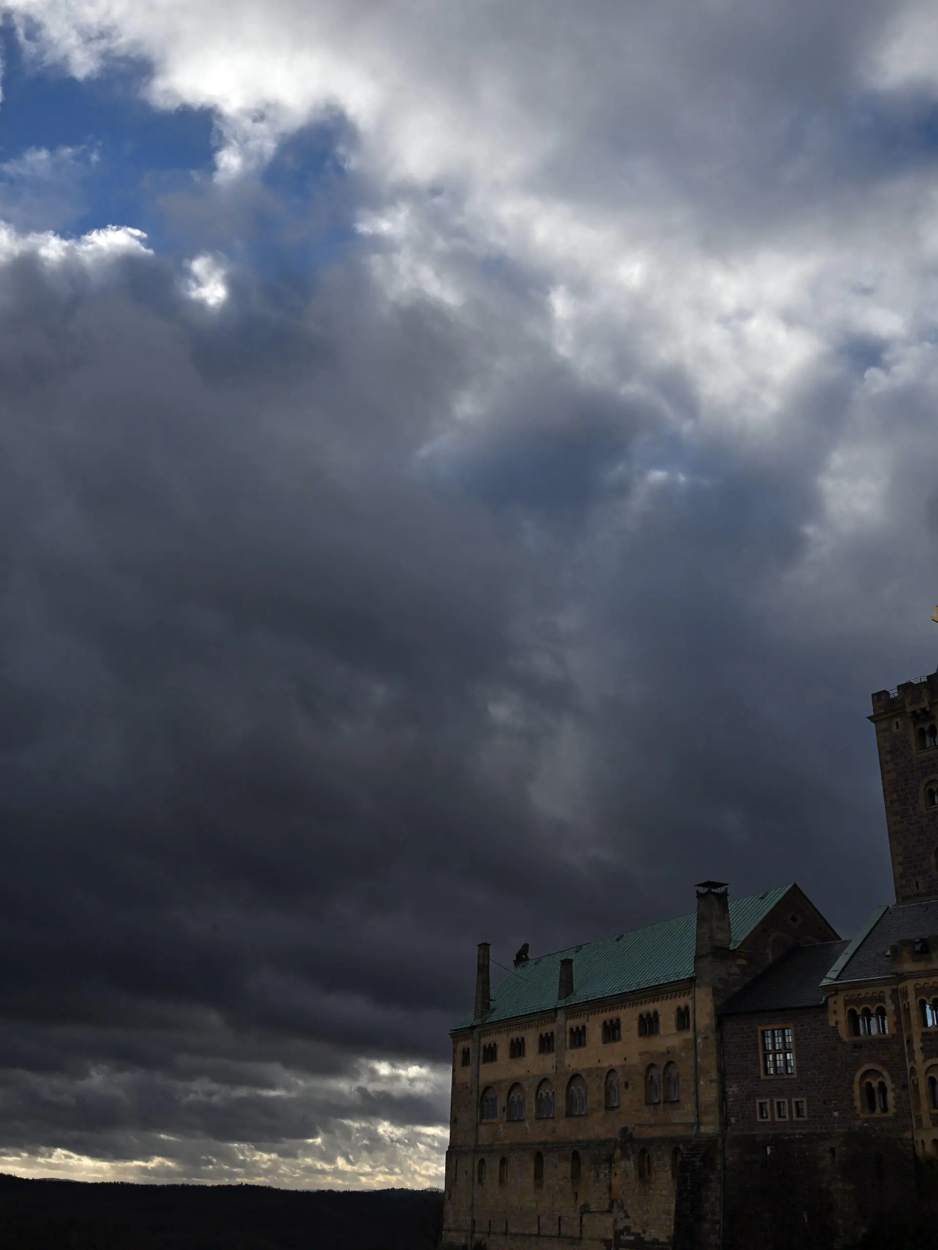 ARCHIV - 13.01.2023, Thüringen, Eisenach: Wolken ziehen über die Wartburg bei Eisenach.  (zu dpa: «Wechselnde Bewölkung und leichter Sprühregen in Thüringen») Foto: Martin Schutt/dpa +++ dpa-Bildfunk +++