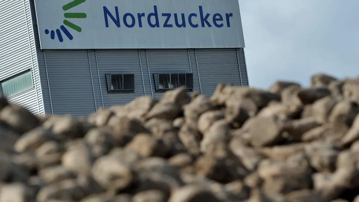ARCHIV - Berge von Zuckerrüben liegen am 19.09.2012 bei der Nordzucker AG auf dem Gelände der Uelzener Zuckerfabrik in Uelzen (Niedersachsen) zur Verarbeitung bereit. Europas zweitgrößter Zuckerhersteller Nordzucker sieht sich mit dem Vorwurf illegaler Preisabsprachen konfrontiert. Foto: Philipp Schulze/dpa (zu lni 0625 / 0645 vom 17.05.2013) +++(c) dpa - Bildfunk+++