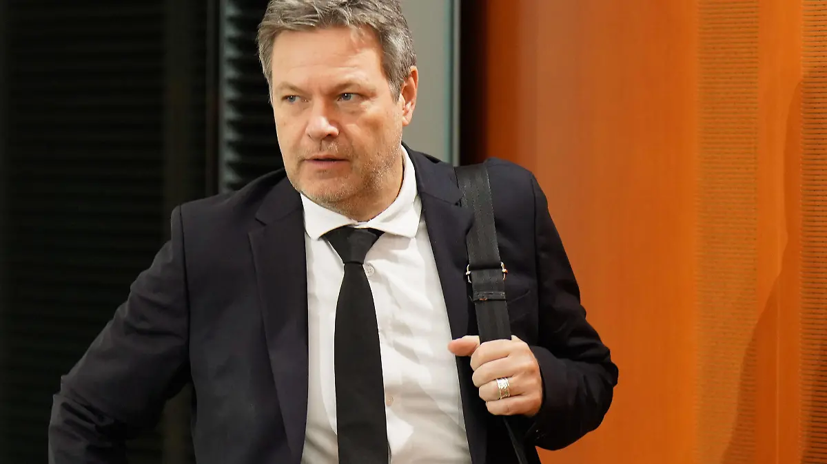 News Bilder des Tages Vizekanzler, Bundesminister für Wirtschaft und Klimaschutz, Robert Habeck Auftaktbilder, Kabinettssitzung der Bundesregierung, Vizekanzler, Bundesminister für Wirtschaft und Klimaschutz, Robert Habeck Berlin Berlin GER *** Vice Chancellor, Federal Minister for Economic Affairs and Climate Protection, Robert Habeck Kick-off pictures, Cabinet meeting of the Federal Government, Vice Chancellor, Federal Minister for Economic Affairs and Climate Protection, Robert Habeck Berlin Berlin GER