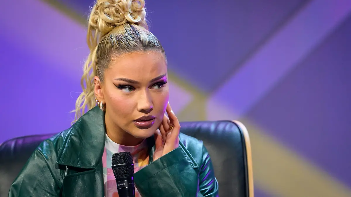 Rapperin Shirin David während eines Talks beim Digital-Festival OMR auf der Bühne.