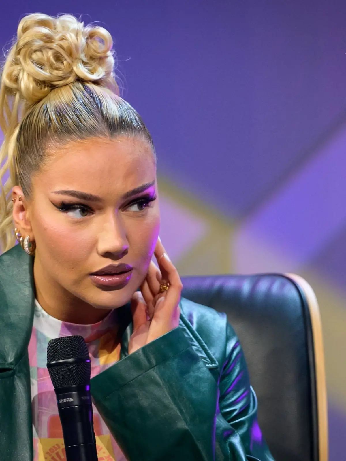 Rapperin Shirin David während eines Talks beim Digital-Festival OMR auf der Bühne.