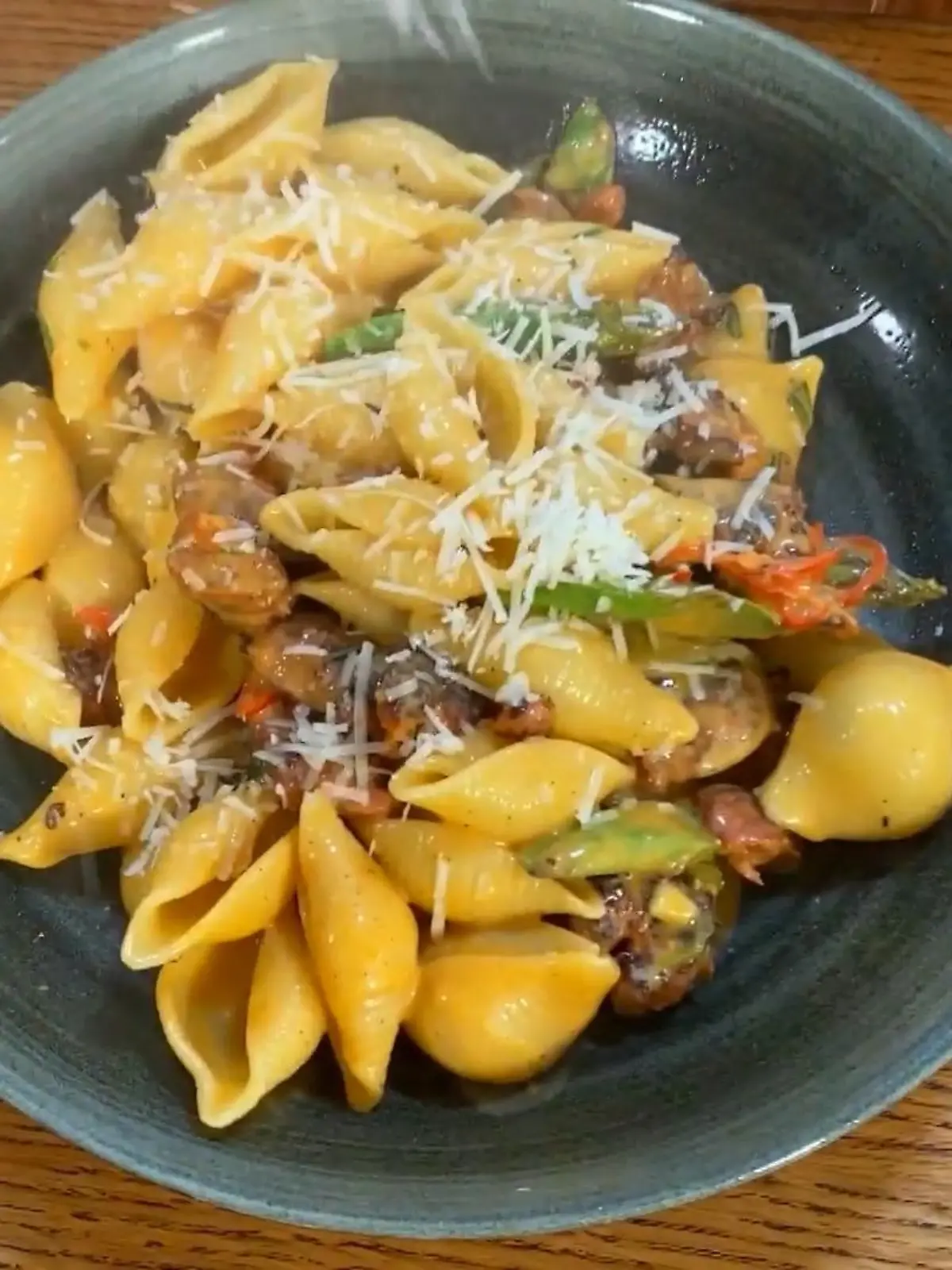 In der schnellen Nummer von Steffen Henssler wird die spanische Wurst Chorizo in der Pfanne angebraten und trifft auf knackigen grünen Spargel. Wer kann dieser Pasta schon widerstehen? Im Video zeigt der Profikoch, wie’s gemacht wird! 
