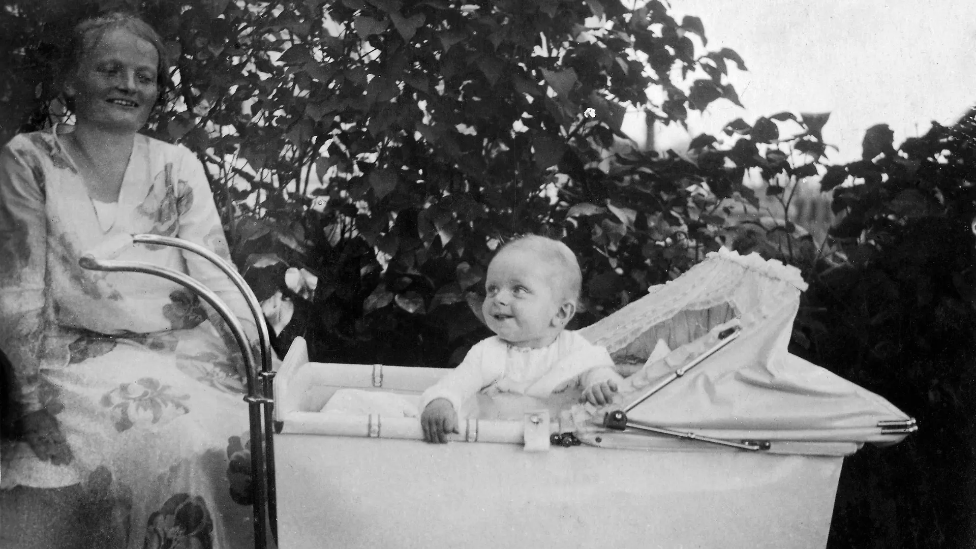 Familie: Mutter und Kind. Mutter mit Kind im Kinderwagen in der Uckermark. Foto, undat. (um 1930). Privatsammlung Profitlich.
