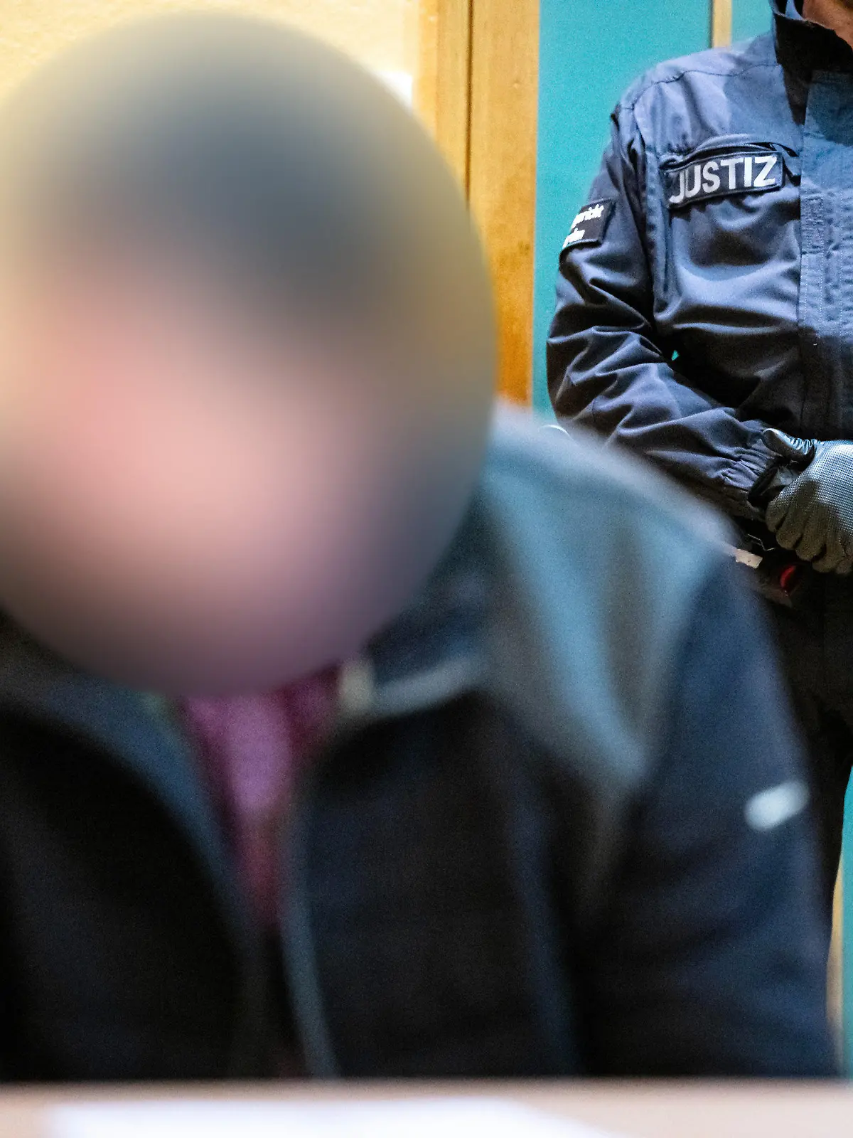 ARCHIV - 06.03.2024, Niedersachsen, Verden: Der Angeklagte sitzt vor Beginn des ersten Verhandlungstages in der Stadthalle, die das Landgericht Verden für den Auftakt des Mordprozesses gegen den Mann genutzt hat. (zu dpa: «Mordprozess nach Tod einer 17-Jährigen - Angeklagter will aussagen») Foto: Sina Schuldt/dpa +++ dpa-Bildfunk +++