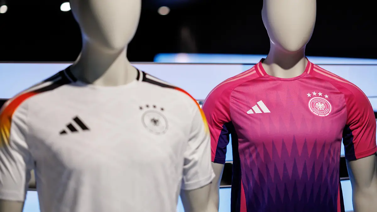 13.03.2024, Bayern, Herzogenaurach: Die offiziellen Trikots der deutschen Fußball-Nationalmannschaft für die kommende Fußball-Europameisterschaft 2024 (UEFA EURO 2024) sind am Sitz des Sportartikelherstellers adidas AG zu sehen. (zu dpa: «Klassisch weiß und knallig pink: DFB-Trikots für Heim-EM enthüllt») Foto: Daniel Karmann/dpa +++ dpa-Bildfunk +++