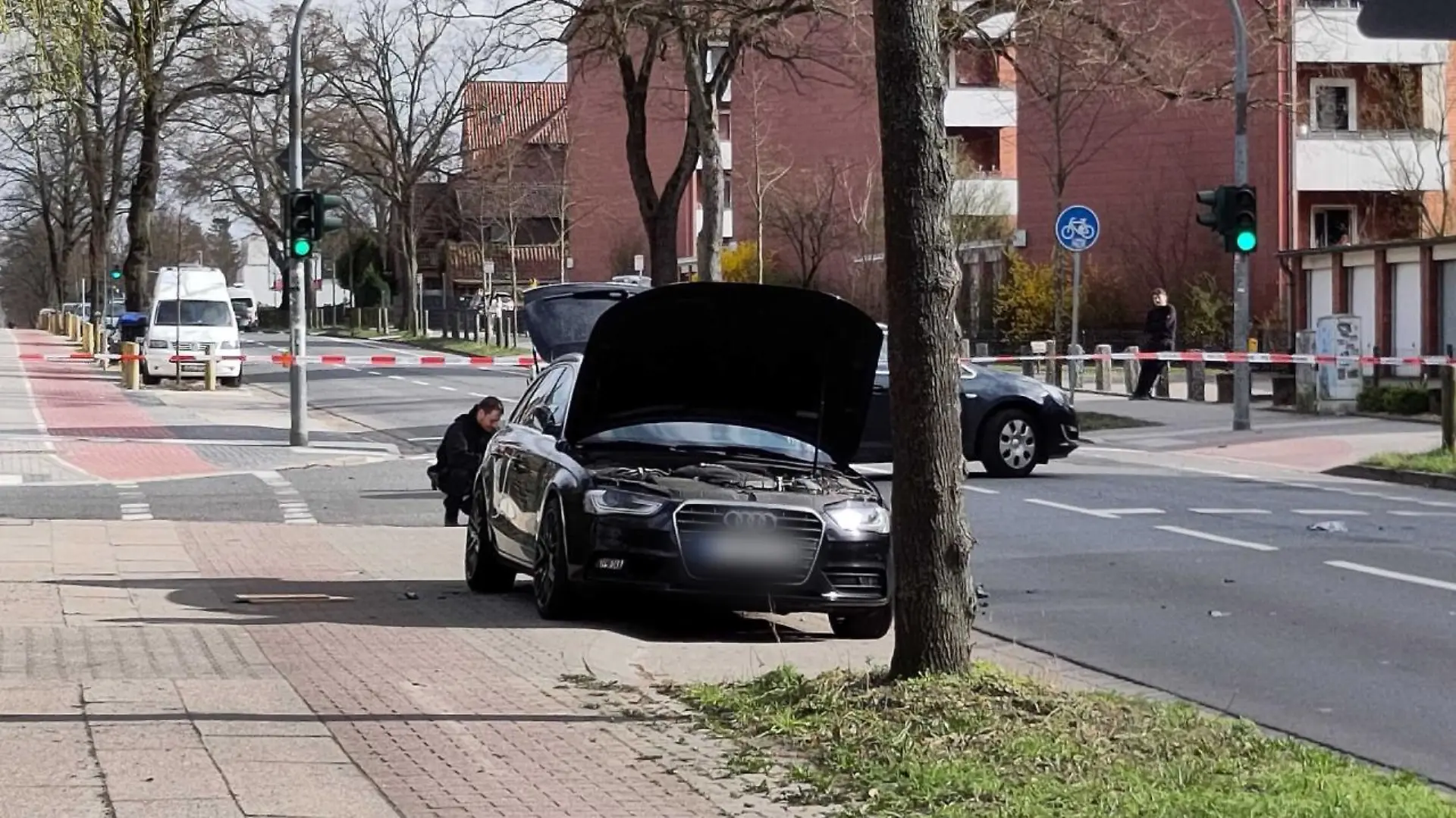 Großeinsatz in Lüneburg - seit 9.15 Uhr ist ein Bereich der Dahlenburger Landstraße in Lüneburg gesperrt, weil ein verdächtiger Gegenstand unter diesem Auto gefunden wurde.