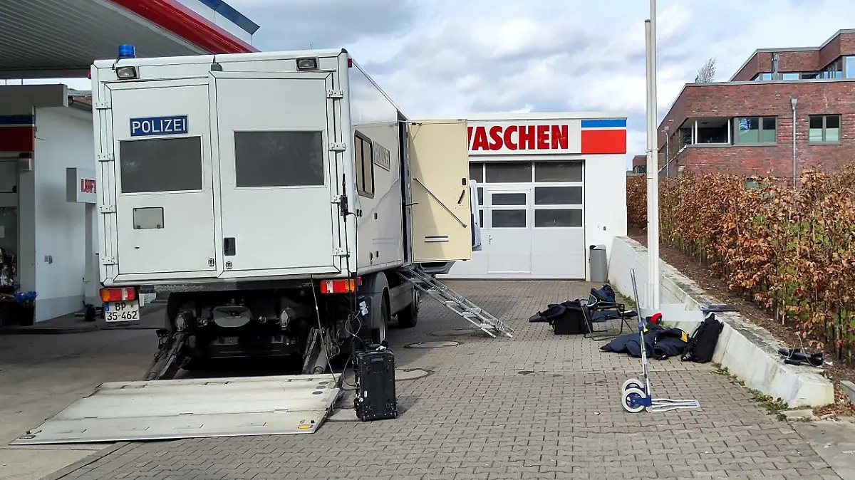Die Entschärfer der Bundespolizei sind vor Ort - für den Fall, dass es sich tatsächlich um Sprengstoff handeln sollte.