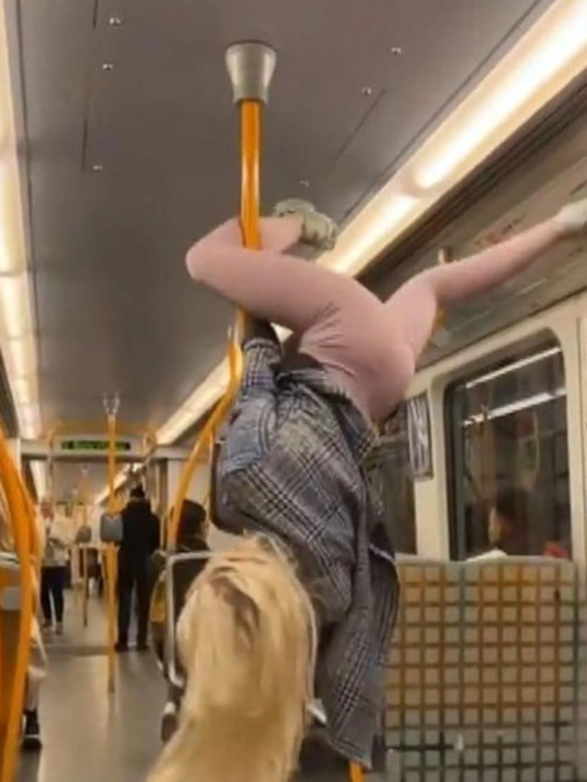 Die 27-jährige Embla Bergli ist professionelle Pole-Dancerin. Und das sieht man in ihren Videos aus. Sie stammt aus Norwegen und tanzte auch schon in Seniorenheimen.