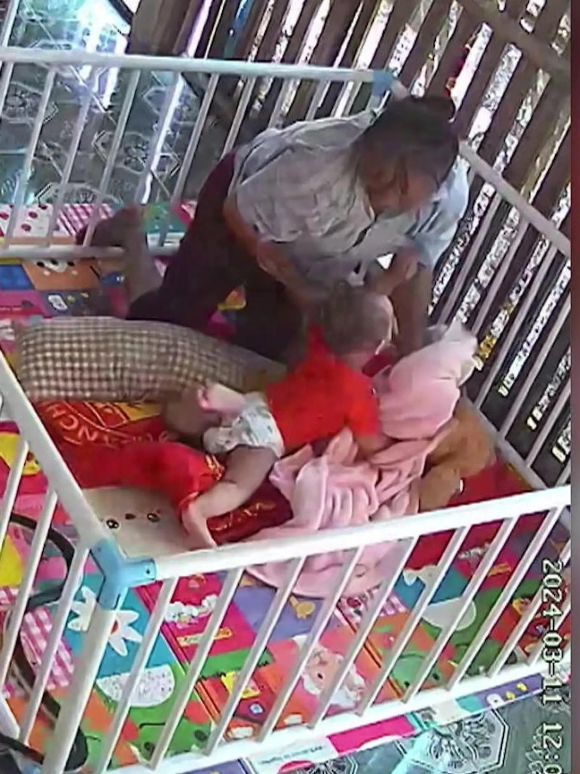 Diese Oma rettet ihren Enkel im letzten Moment vor einer Schlangenattacke. Die hochaggressive Rattenschlange hatte sich in den Laufstall des kleinen Jungen verirrt. Bevor die Schlange den kelinen Jungen ins Bein beißen kann, zieht die Oma den kleinen zur Seite. Glück gehabt!