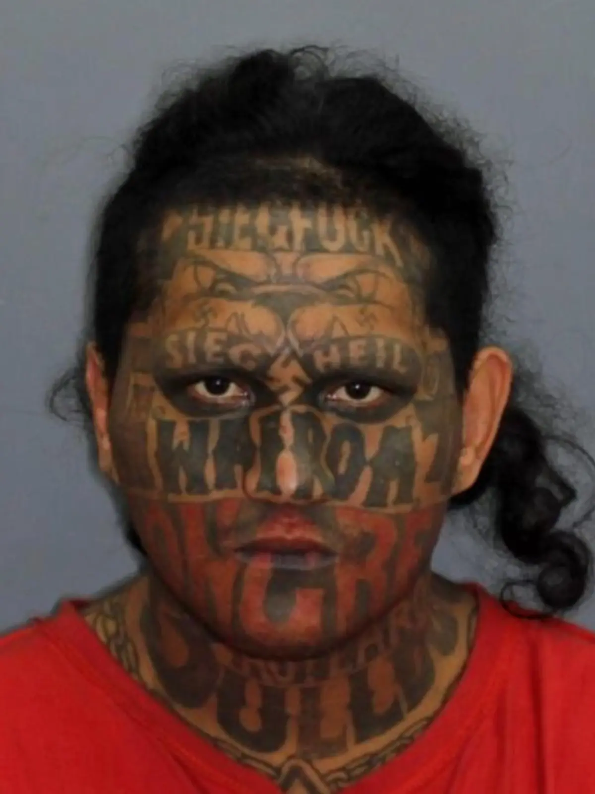 Hendrix Rawiri Jury mit Nazi-Tattoos im Gesicht