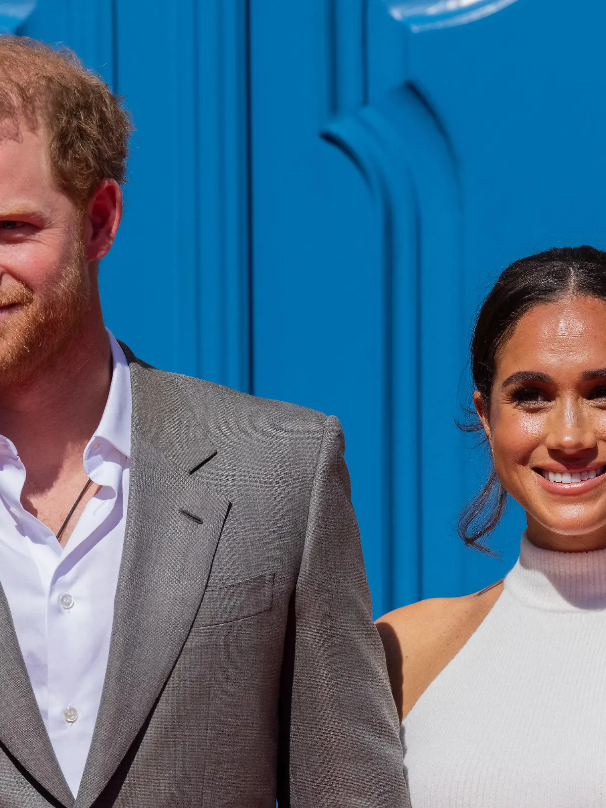 06.09.2022, Nordrhein-Westfalen, Düsseldorf: Der britische Prinz Harry, Herzog von Sussex, und seine Frau Meghan, Herzogin von Sussex, kommen vor dem Rathaus an. Der Prinz und seine Frau kommen nach Düsseldorf, um für die "Invictus Games" 2023 zu werben, die von Prinz Harry mit ins Leben gerufen wurden. Dabei handelt es sich um paralympische Wettkämpfe für Soldaten, die im Krieg verletzt wurden. Foto: Rolf Vennenbernd/dpa +++ dpa-Bildfunk +++