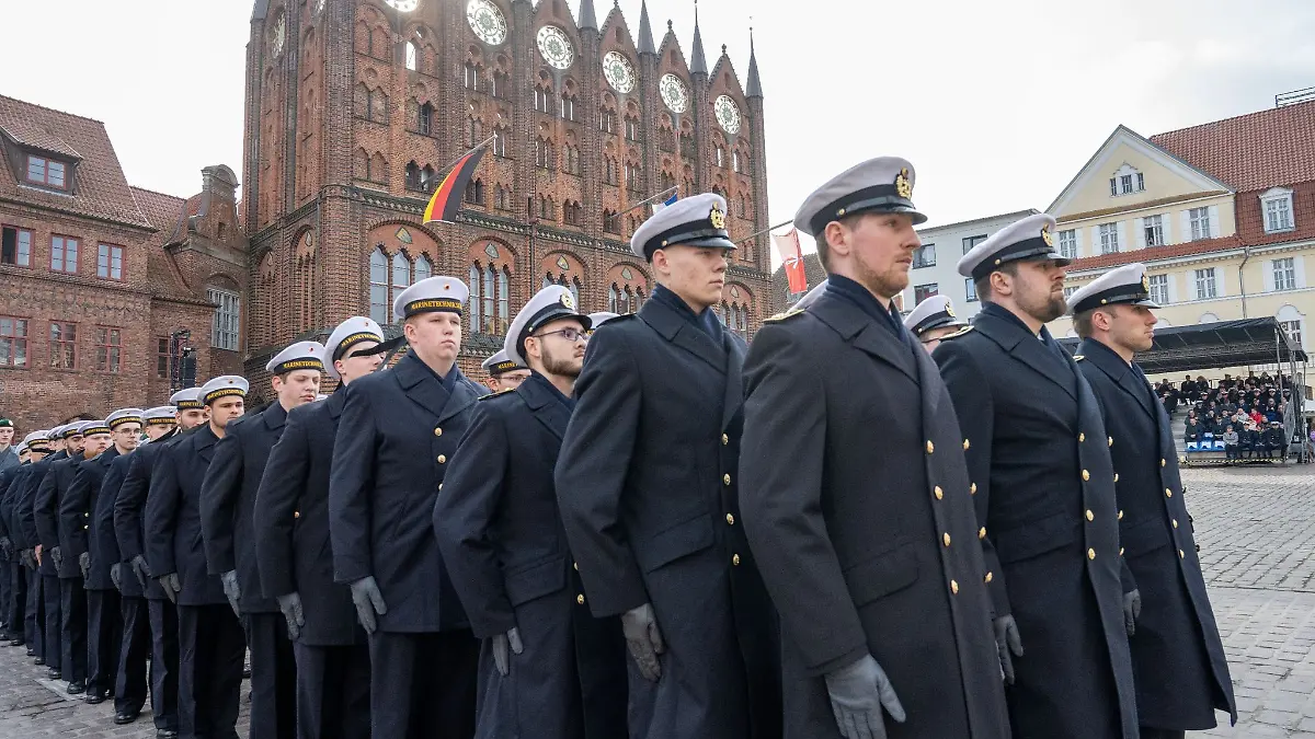 Bundeswehr-Rekruten stehen beim feierlichen Gelöbnis bei der Vereidigungs-Zeremonie im Hafen.